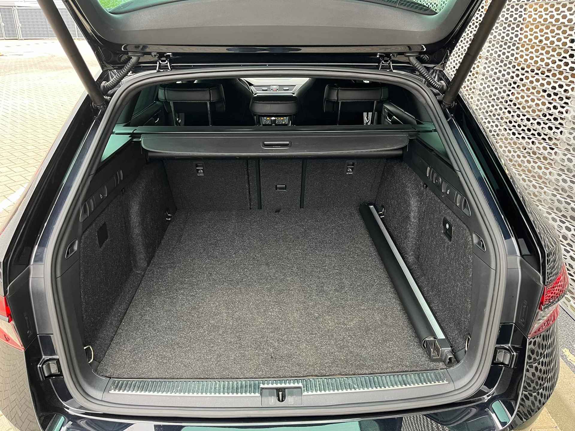 Škoda Superb Combi 1.4 TSI iV Sportline Business / DSG / Panoramadak / Canton Audio / Alcantara / 19" LMV ** - 35/38