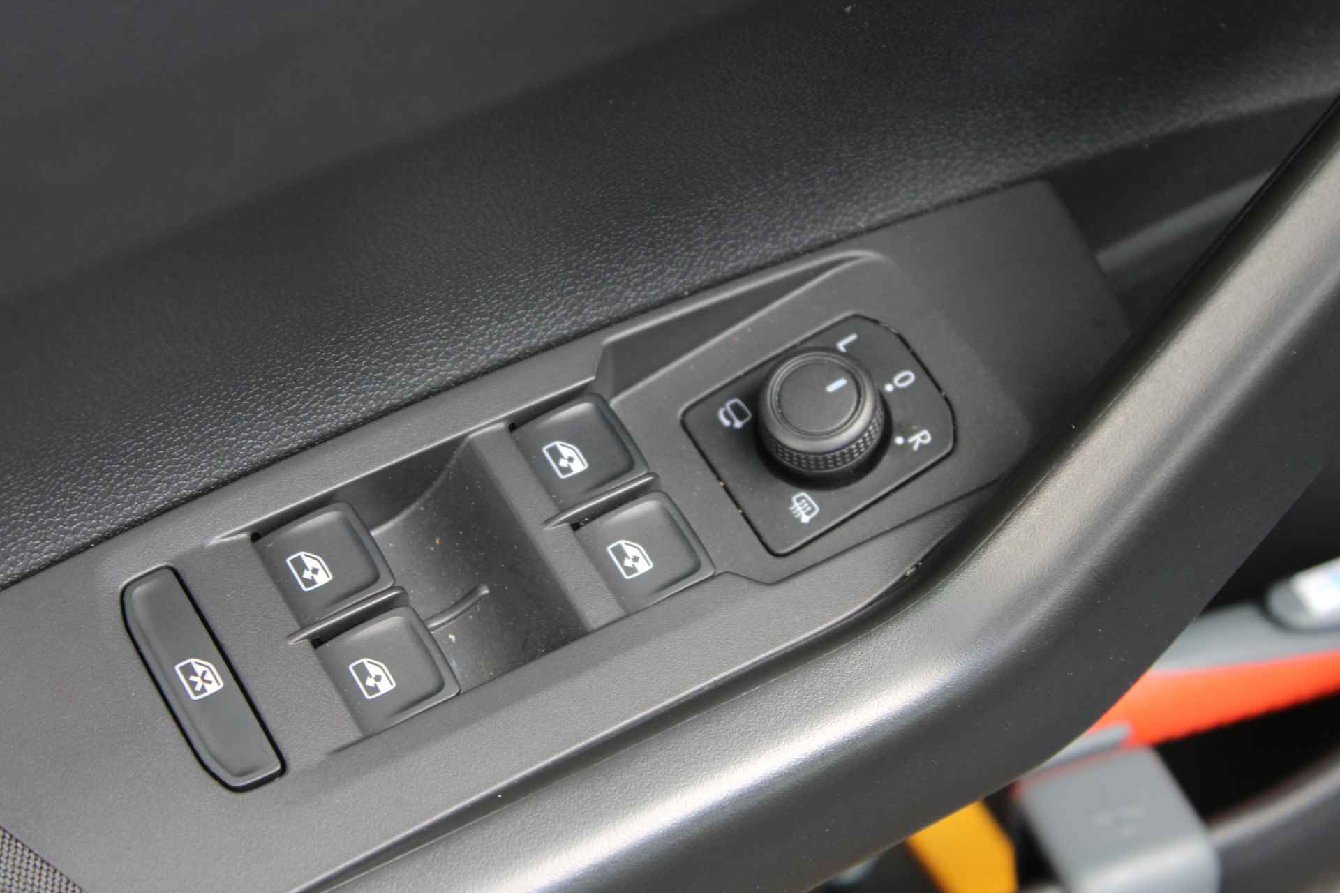 Volkswagen Taigo 1.0 TSI 95PK Life | Extra Fabrieksgarantie | App-Connect | 16'' LMV | Airco | Armsteun v | 1ste Eigenaar | ACC - 15/40
