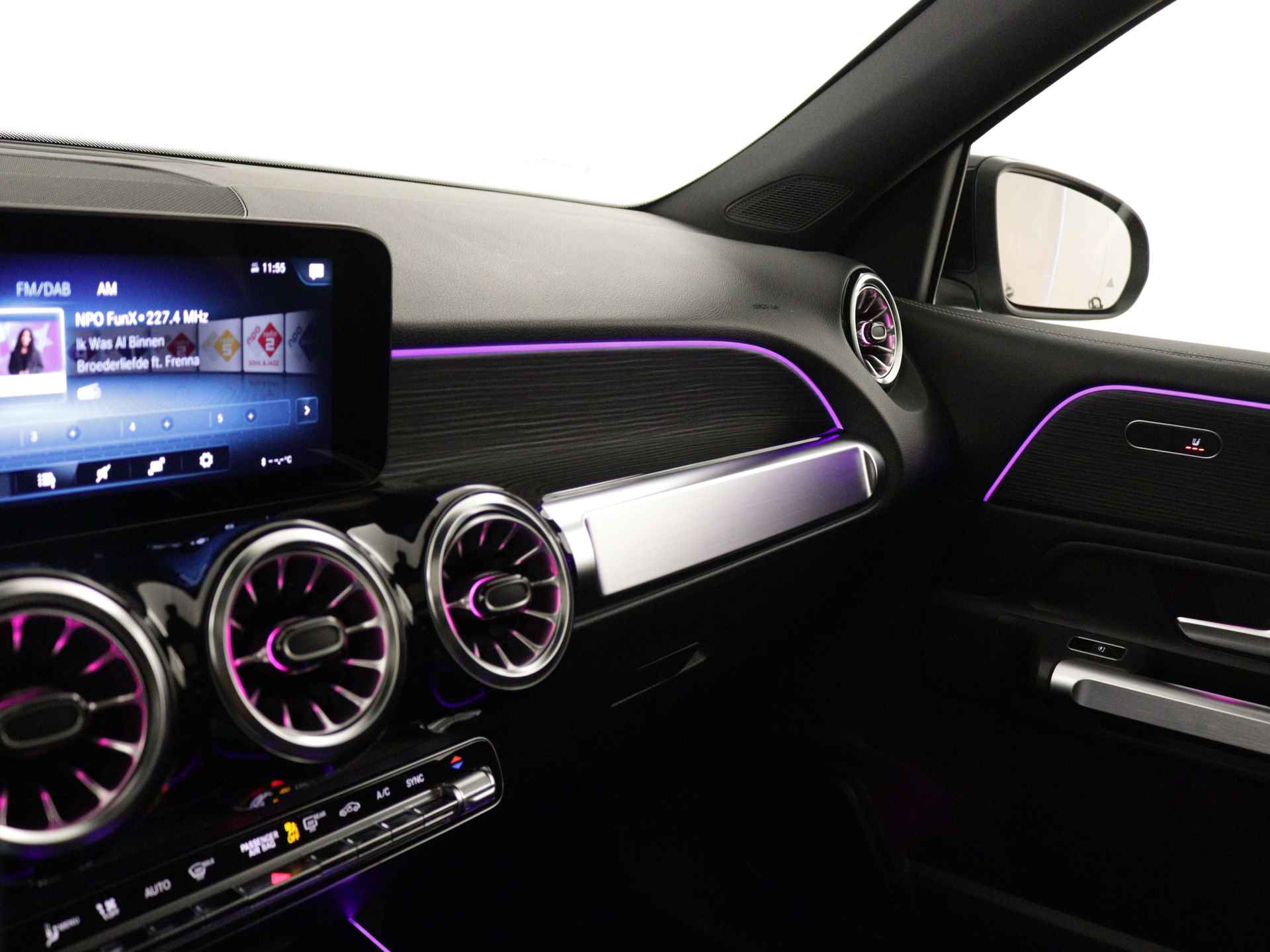Mercedes-Benz GLB 180 Luxury Line | Premium pakket |  Panoramaschuifdak | Dodehoekassistent |  Warmtewerend, donkergetint glas achter | Keyless-Go comfortpakket | EASY PACK achterklep | Stoelverwarming vooraan | - 7/39