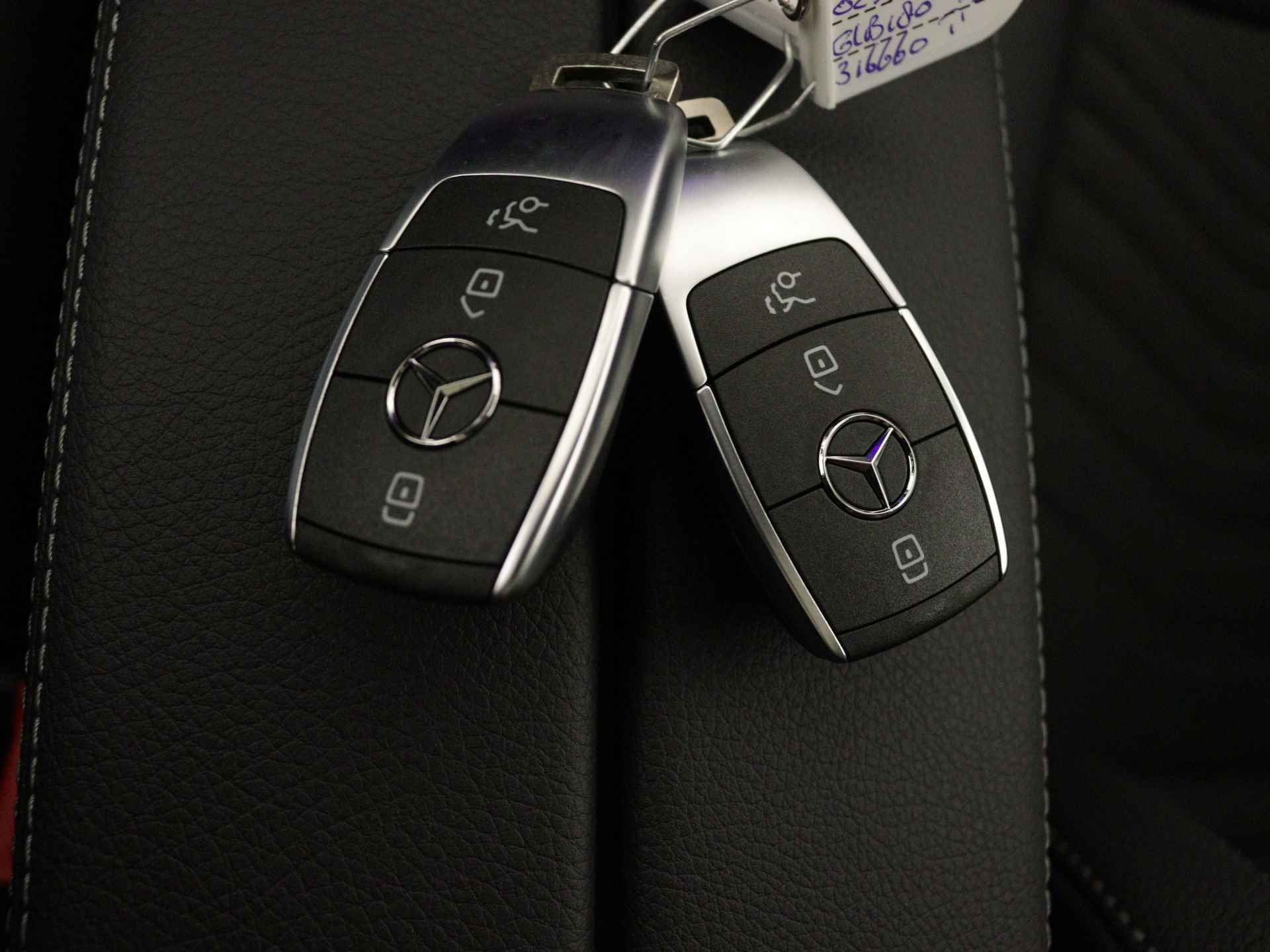 Mercedes-Benz GLB 180 Luxury Line | Premium pakket |  Panoramaschuifdak | Dodehoekassistent |  Warmtewerend, donkergetint glas achter | Keyless-Go comfortpakket | EASY PACK achterklep | Stoelverwarming vooraan | - 11/39