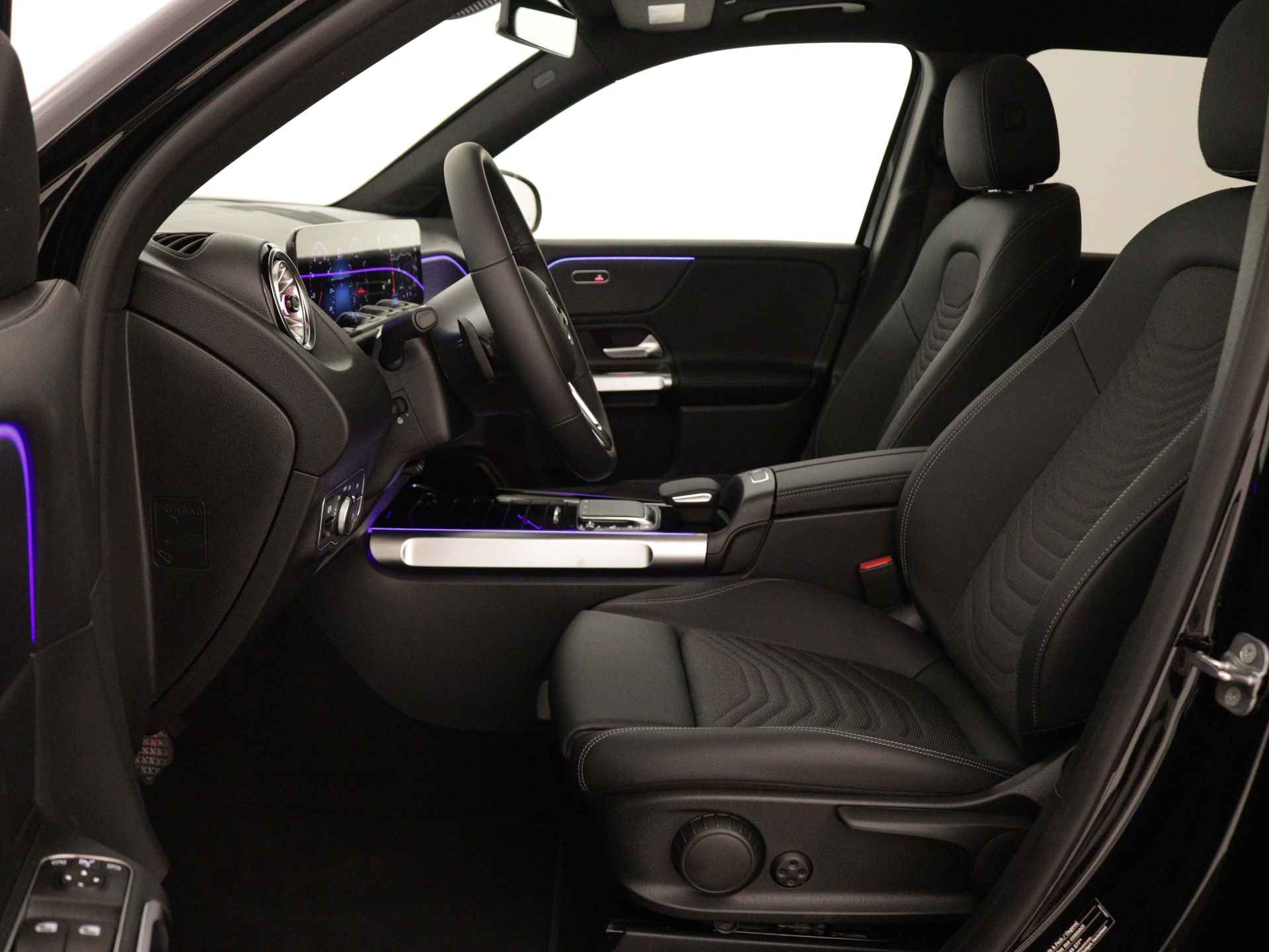 Mercedes-Benz GLB 180 Luxury Line | Premium pakket |  Panoramaschuifdak | Dodehoekassistent |  Warmtewerend, donkergetint glas achter | Keyless-Go comfortpakket | EASY PACK achterklep | Stoelverwarming vooraan | - 15/39