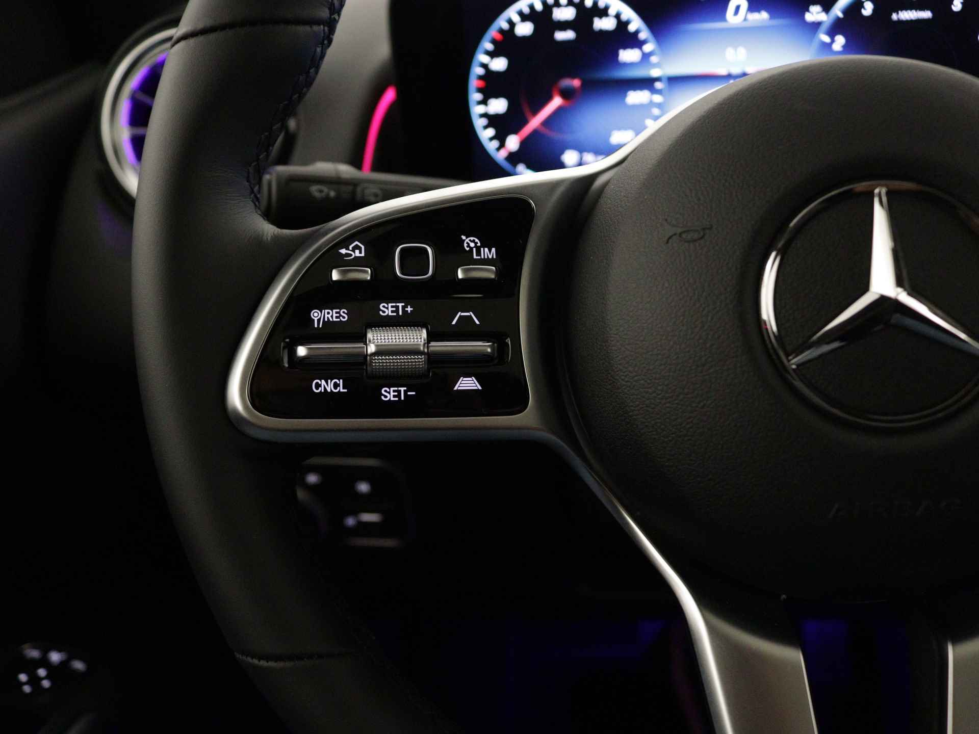 Mercedes-Benz GLB 180 Luxury Line | Premium pakket |  Panoramaschuifdak | Dodehoekassistent |  Warmtewerend, donkergetint glas achter | Keyless-Go comfortpakket | EASY PACK achterklep | Stoelverwarming vooraan | - 18/39