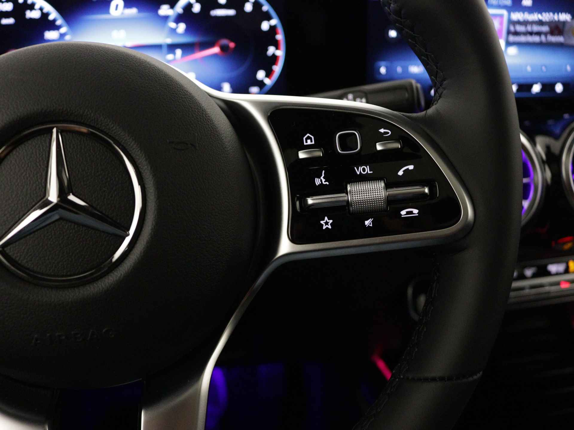 Mercedes-Benz GLB 180 Luxury Line | Premium pakket |  Panoramaschuifdak | Dodehoekassistent |  Warmtewerend, donkergetint glas achter | Keyless-Go comfortpakket | EASY PACK achterklep | Stoelverwarming vooraan | - 19/39