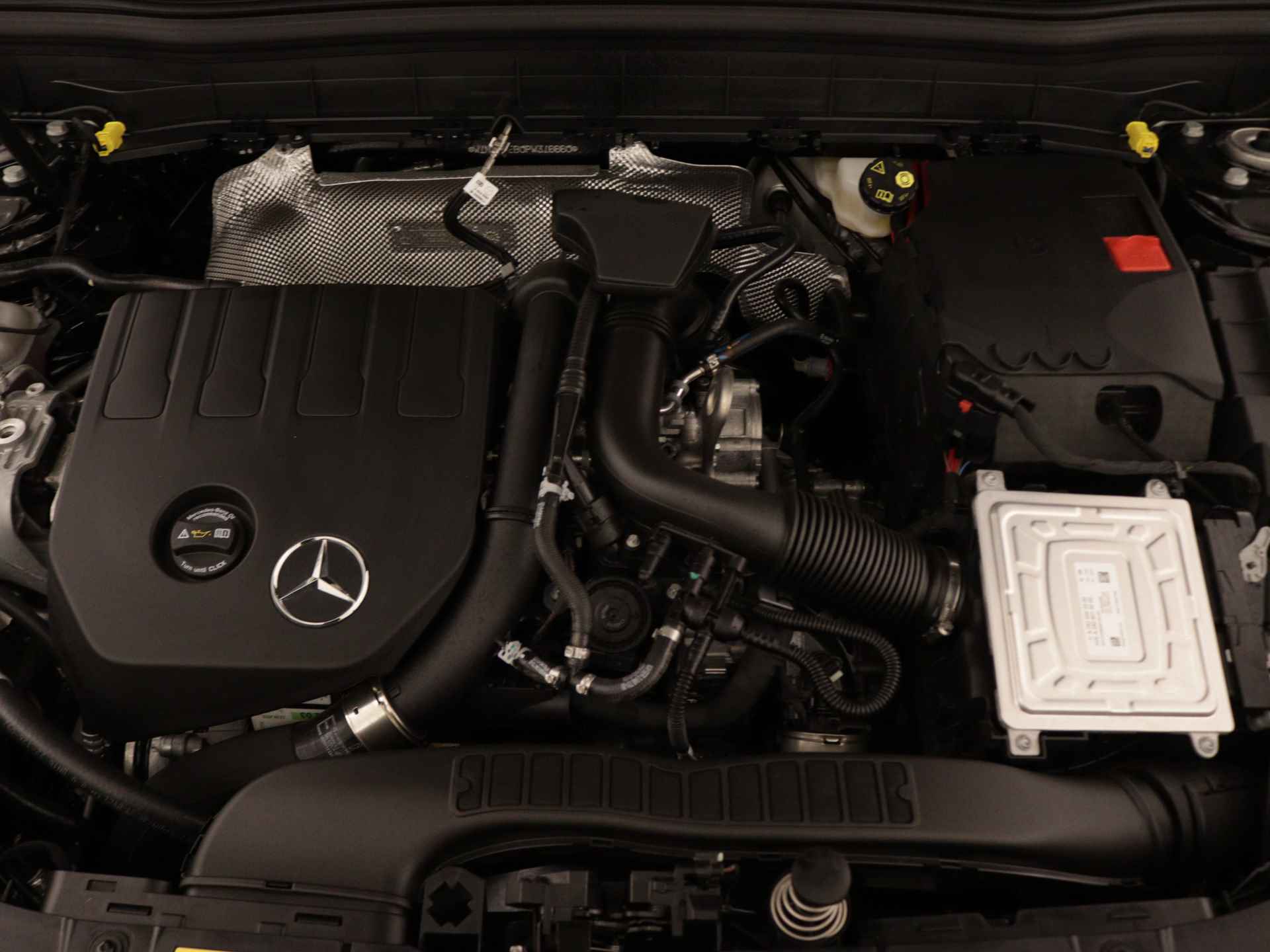 Mercedes-Benz GLB 180 Luxury Line | Premium pakket |  Panoramaschuifdak | Dodehoekassistent |  Warmtewerend, donkergetint glas achter | Keyless-Go comfortpakket | EASY PACK achterklep | Stoelverwarming vooraan | - 36/39