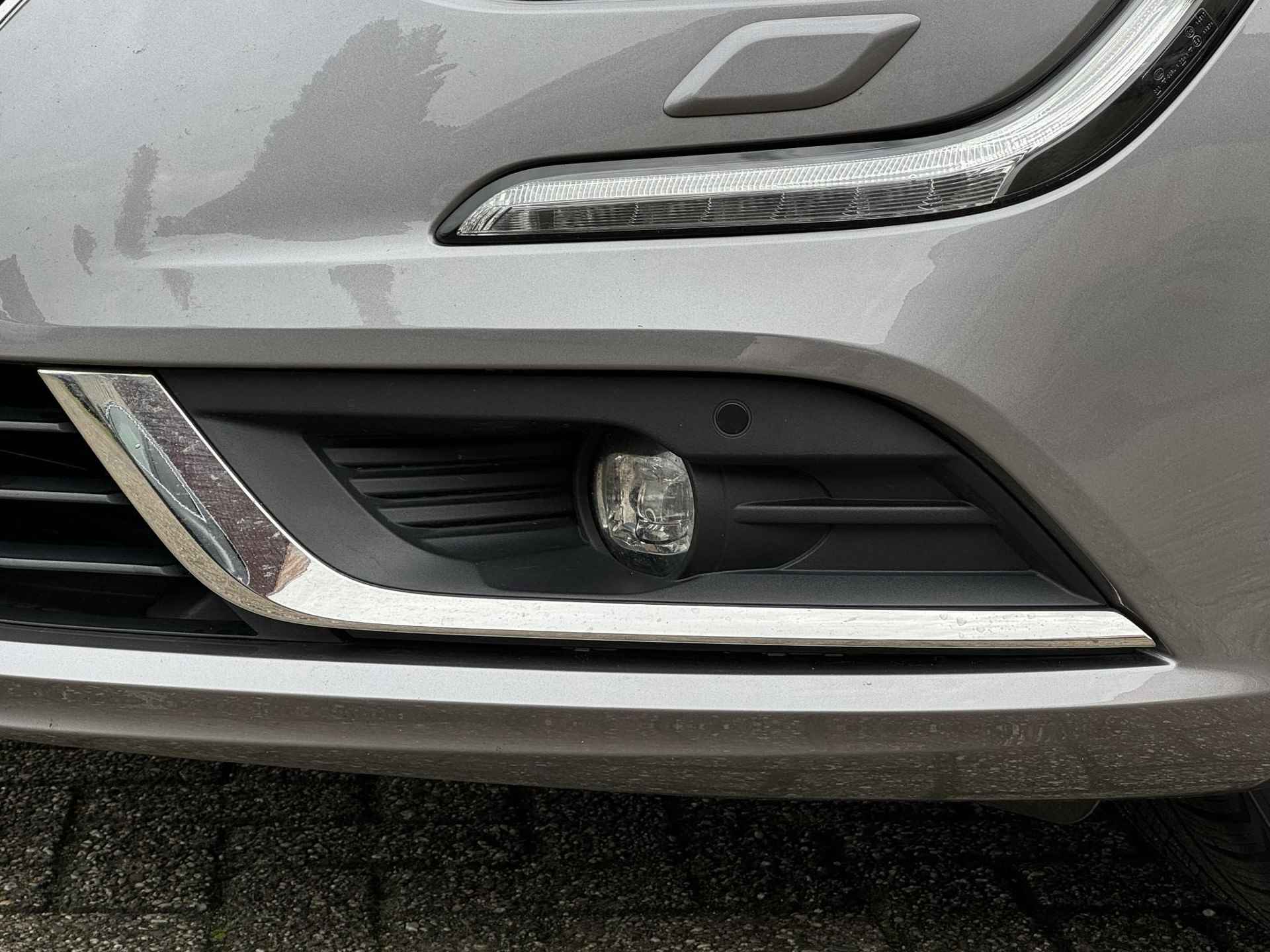 Renault Talisman Estate 1.8 TCe Intens / Trekhaak / BOSE SURROUND® premium audio / Parkeer Assistent / Dodehoek Detectie / Stoelverwarming / Stuurverwarming / Navi / Cruise / Clima / Keyless / DAB / NAP / - 8/55