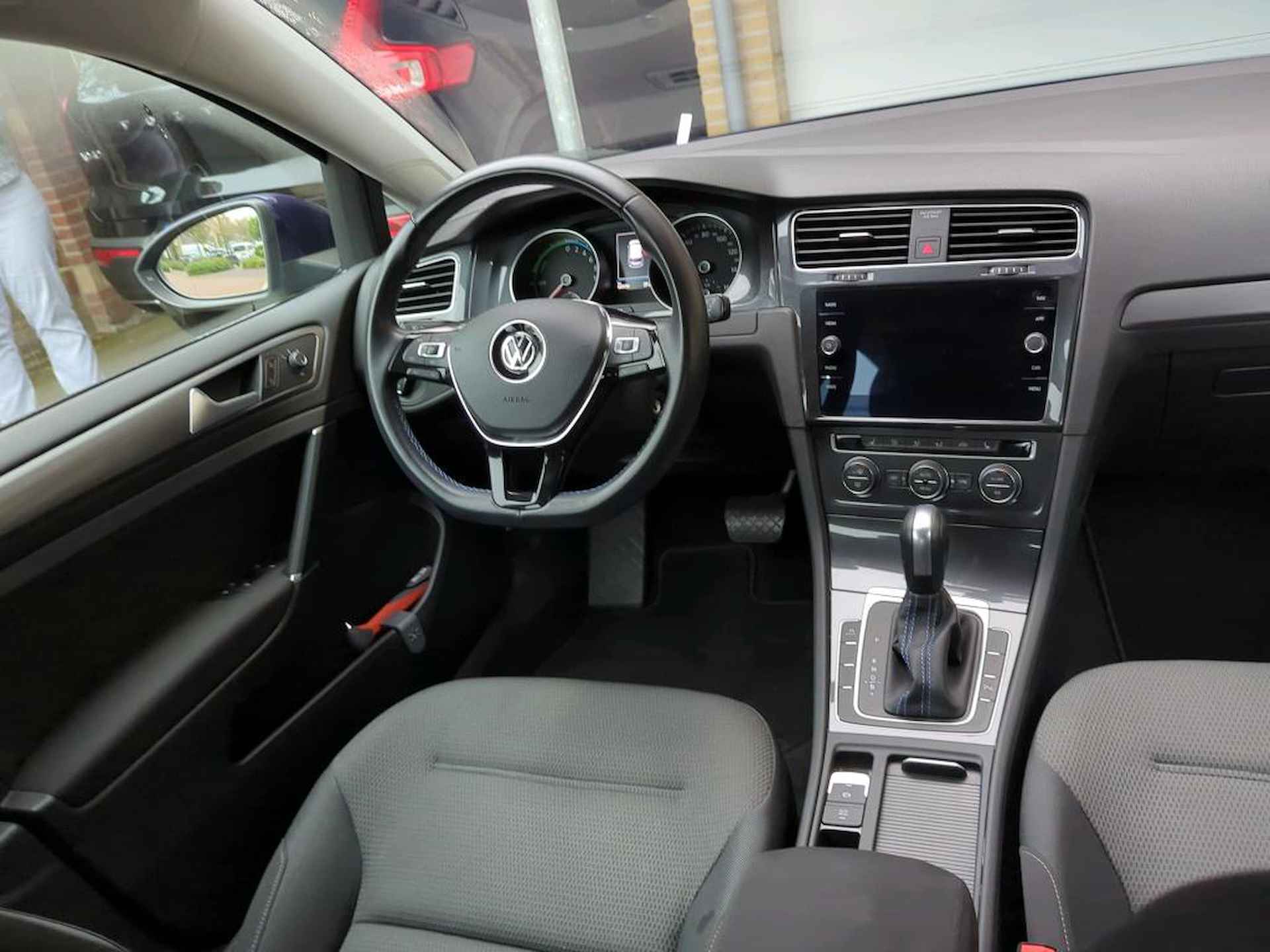 Volkswagen e-Golf E-DITION Metallic/ Led/  Navigatie/ Clima/ Warmtepomp/ 17 lmv - 12/16