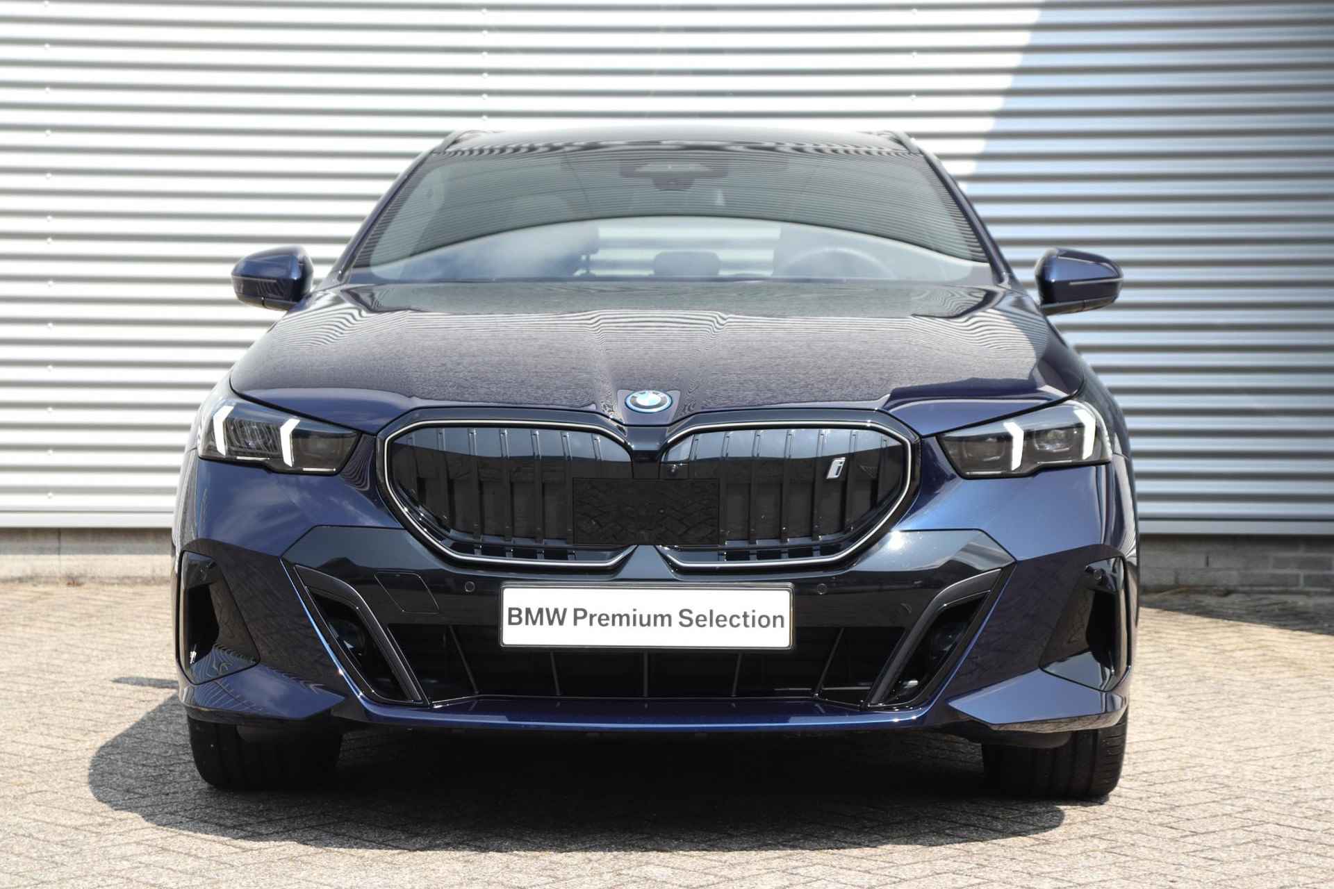 BMW i5 Touring eDrive40 | M Sportpakket Pro / Innovation Pack / Travel Pack / Comfort Pack / Adaptief Onderstel Professional / Parking Assistant Prof. / Trekhaak / Bowers & Wilkins / Panodak / Stoelventilatie / 21'' LMV - 3/42