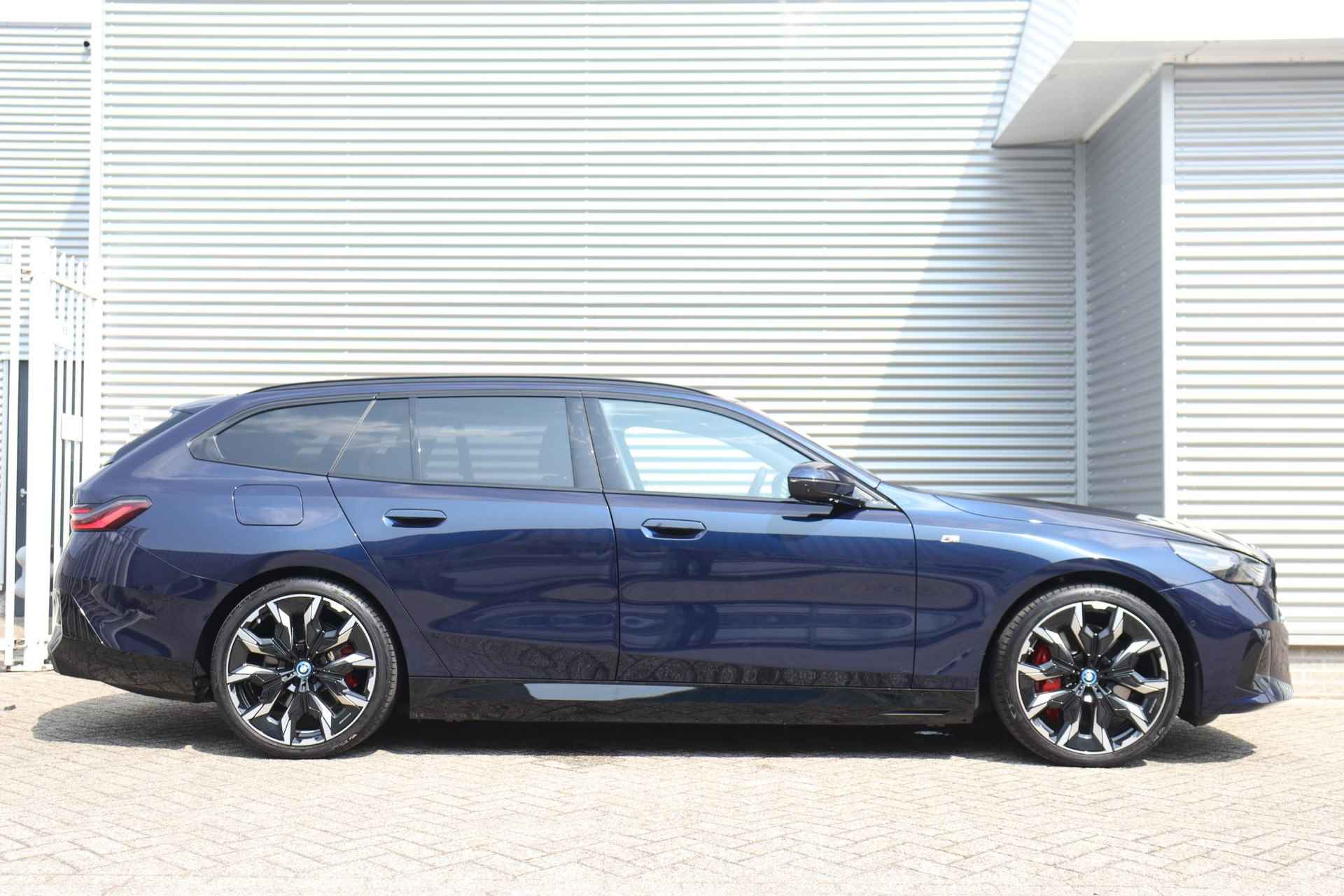 BMW i5 Touring eDrive40 | M Sportpakket Pro / Innovation Pack / Travel Pack / Comfort Pack / Adaptief Onderstel Professional / Parking Assistant Prof. / Trekhaak / Bowers & Wilkins / Panodak / Stoelventilatie / 21'' LMV - 4/42