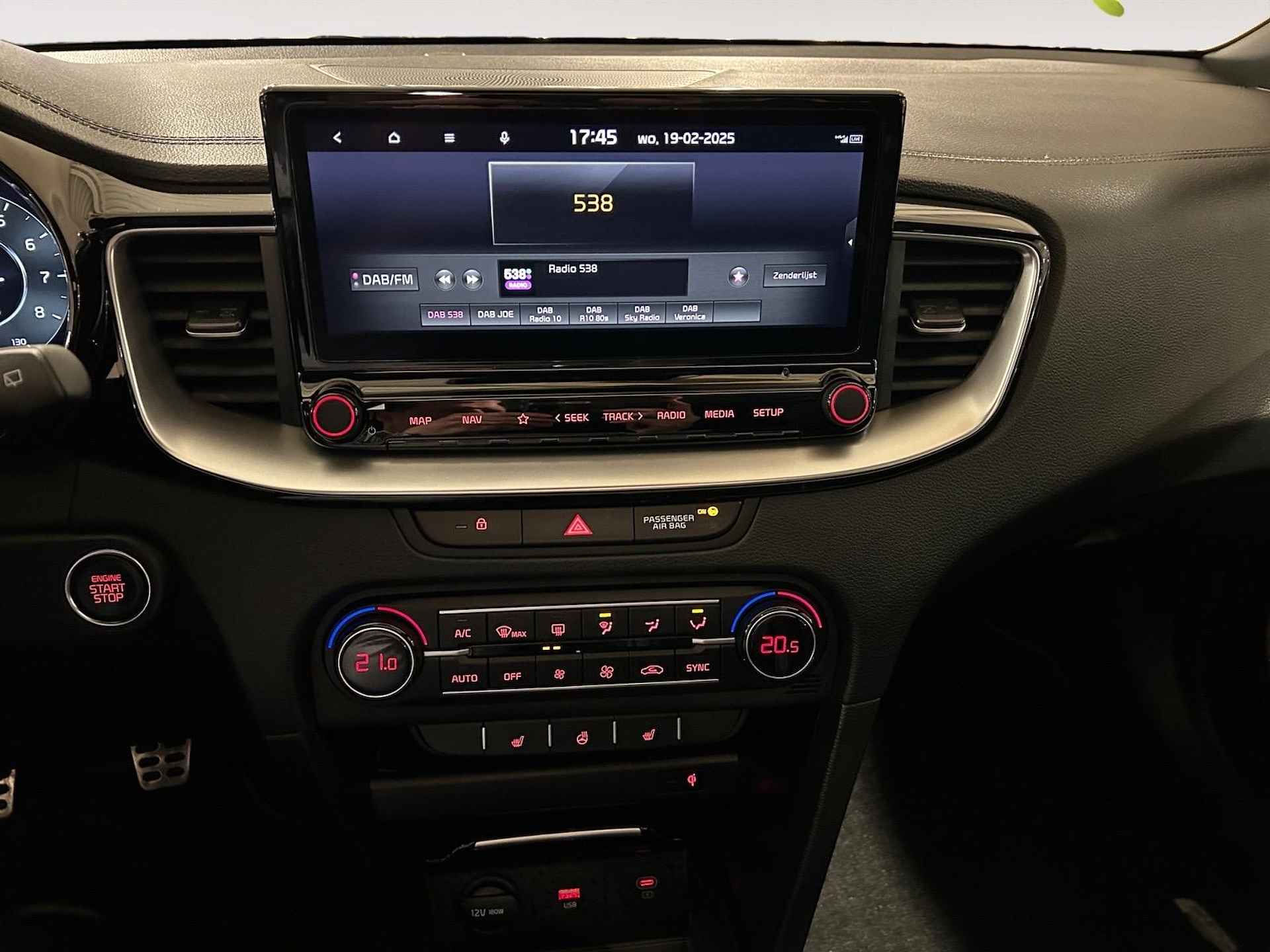 Kia Ceed 1.0 T-GDi GT-Line | Navi | Apple Carplay/ Android Auto | Stoel + Stuurverwarming | Schuif/ Kanteldak | Parkeersensoren + Camera Achter| 17” Lichtmetalen Velgen | Dodehoekdetectie | Rijstrooksensor met Correctie | Licht+ Regensensor - 17/33