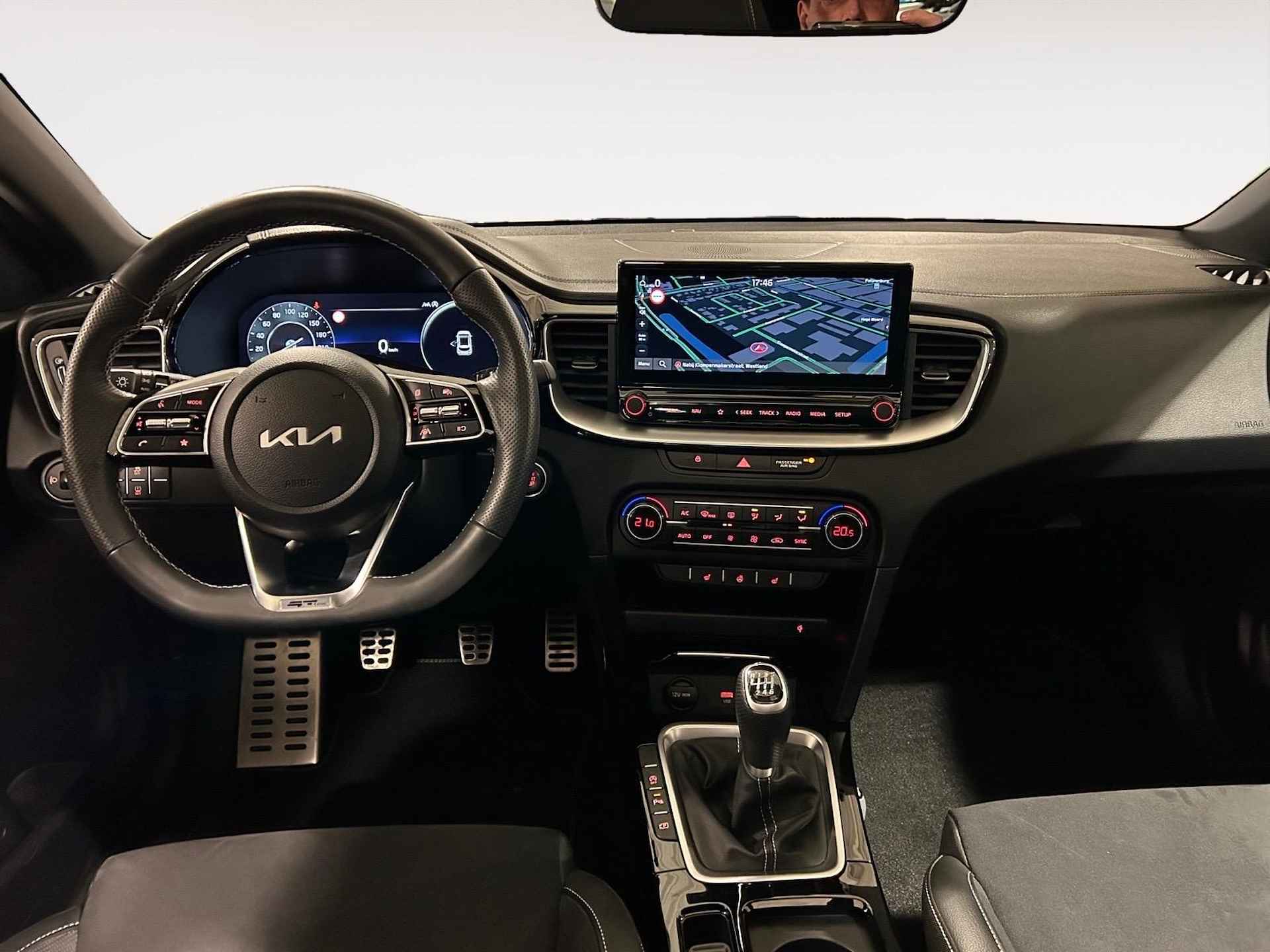 Kia Ceed 1.0 T-GDi GT-Line | Navi | Apple Carplay/ Android Auto | Stoel + Stuurverwarming | Schuif/ Kanteldak | Parkeersensoren + Camera Achter| 17” Lichtmetalen Velgen | Dodehoekdetectie | Rijstrooksensor met Correctie | Licht+ Regensensor - 24/33