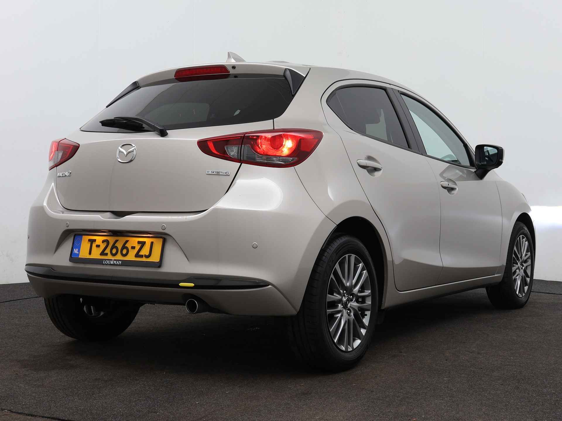 Mazda 2 1.5 e-SkyActiv-G 90 Exclusive-Line | Navigatie | 360 Camera | Parkeersensoren | Head up Display | Stoel en stuurwiel verwarmd | - 3/46