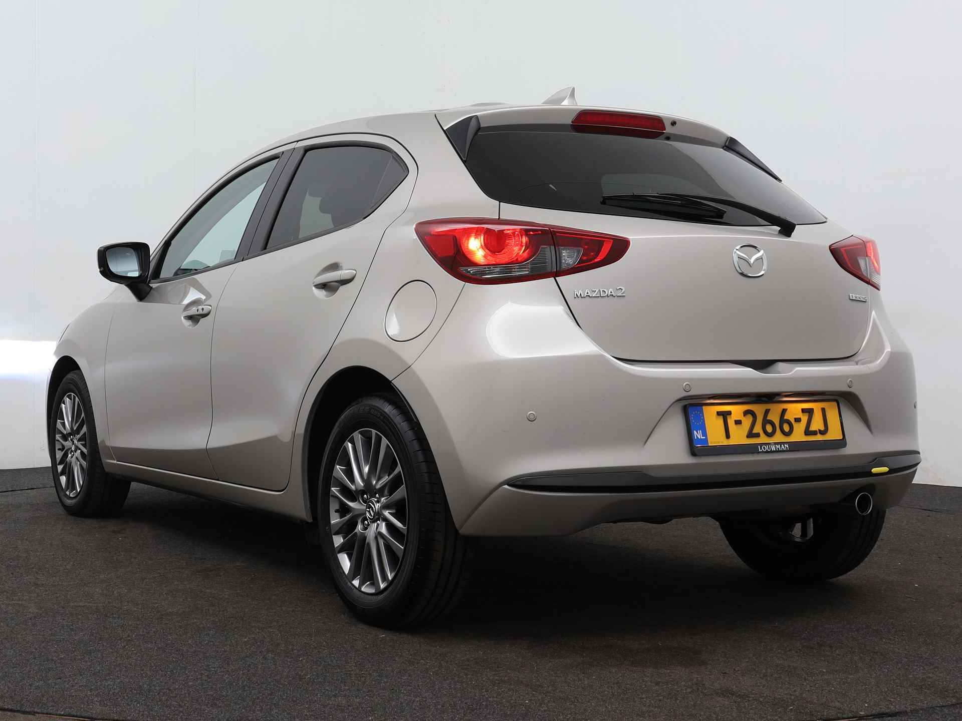 Mazda 2 1.5 e-SkyActiv-G 90 Exclusive-Line | Navigatie | 360 Camera | Parkeersensoren | Head up Display | Stoel en stuurwiel verwarmd | - 16/46