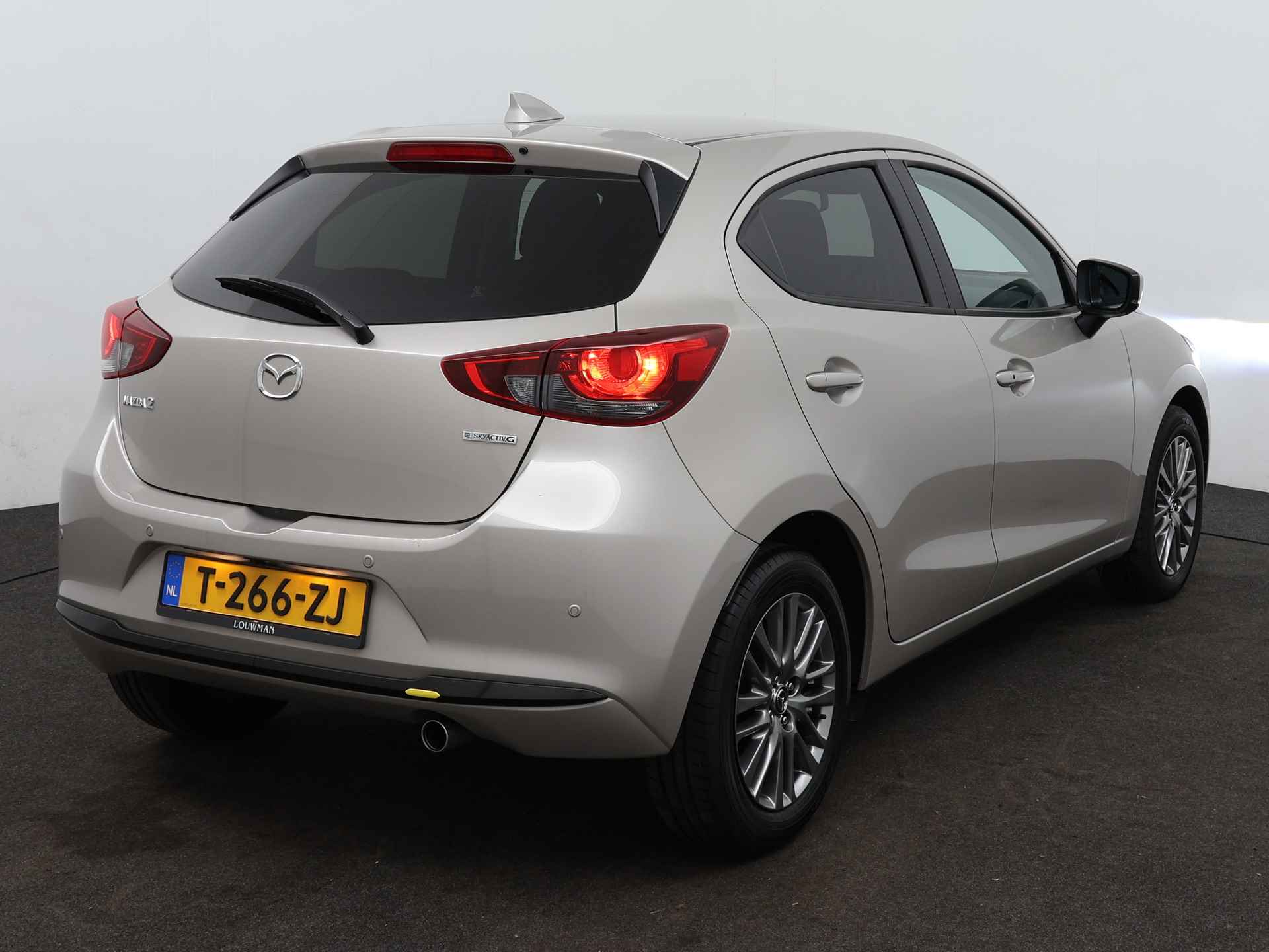 Mazda 2 1.5 e-SkyActiv-G 90 Exclusive-Line | Navigatie | 360 Camera | Parkeersensoren | Head up Display | Stoel en stuurwiel verwarmd | - 17/46