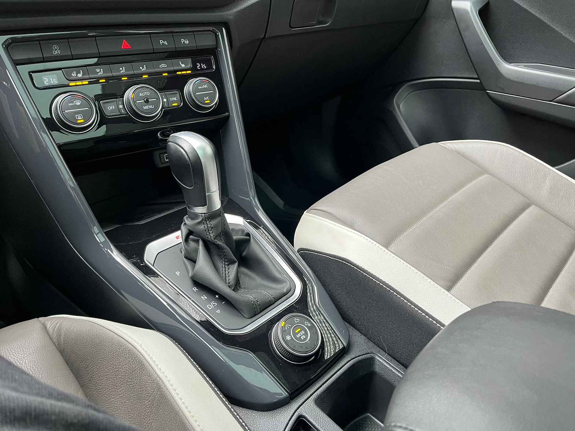 Volkswagen T-Roc 2.0 TSI 190pk DSG 4Motion Sport / Panoramadak / Digitale Cockpit / Leder Vienna / 19" LMV / Navi / LED / Beats Audio / Stuur en Stoelverwarming P4 - 25/31