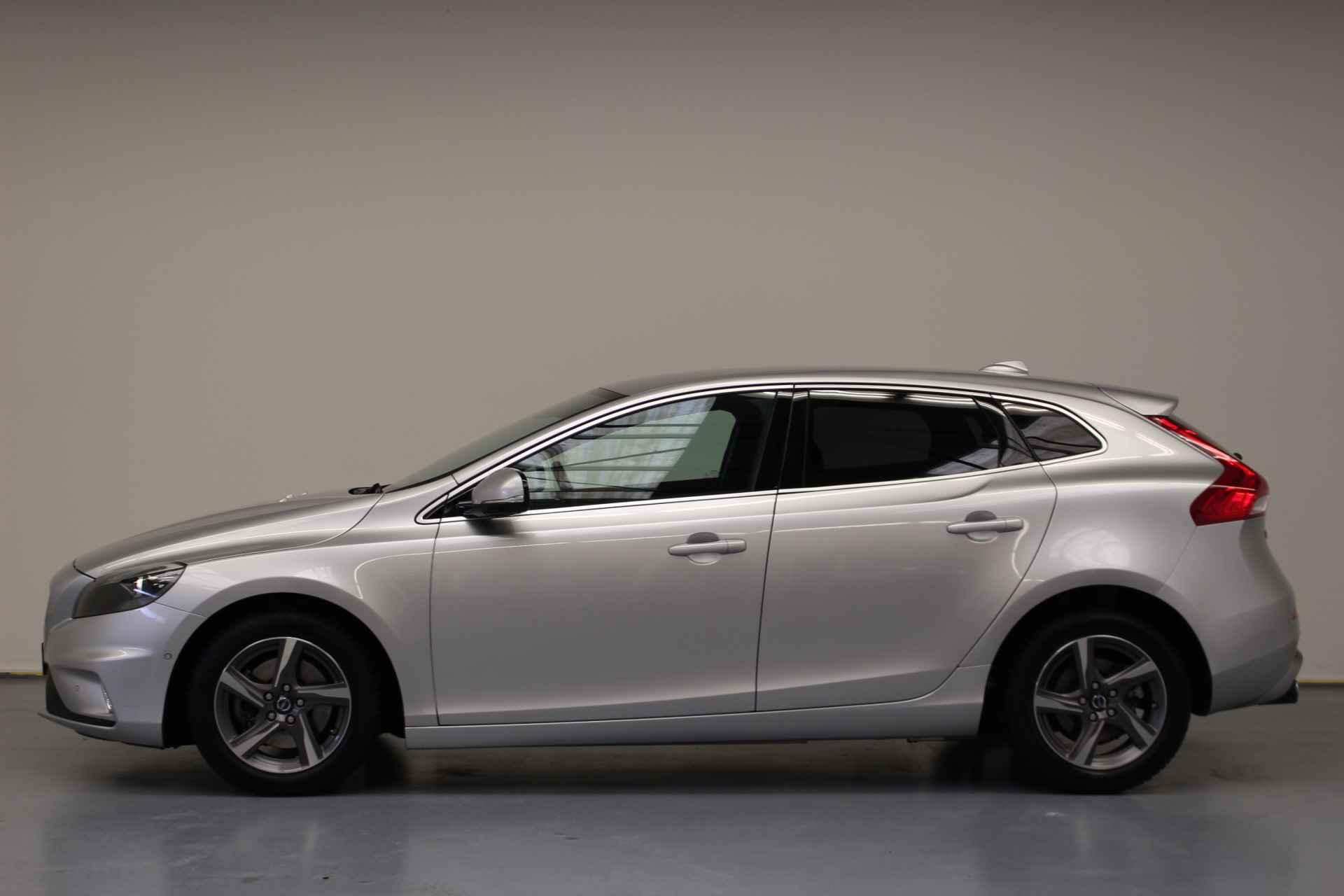 Volvo V40 T2 R-Design | Rijklaarprijs | - 2/43