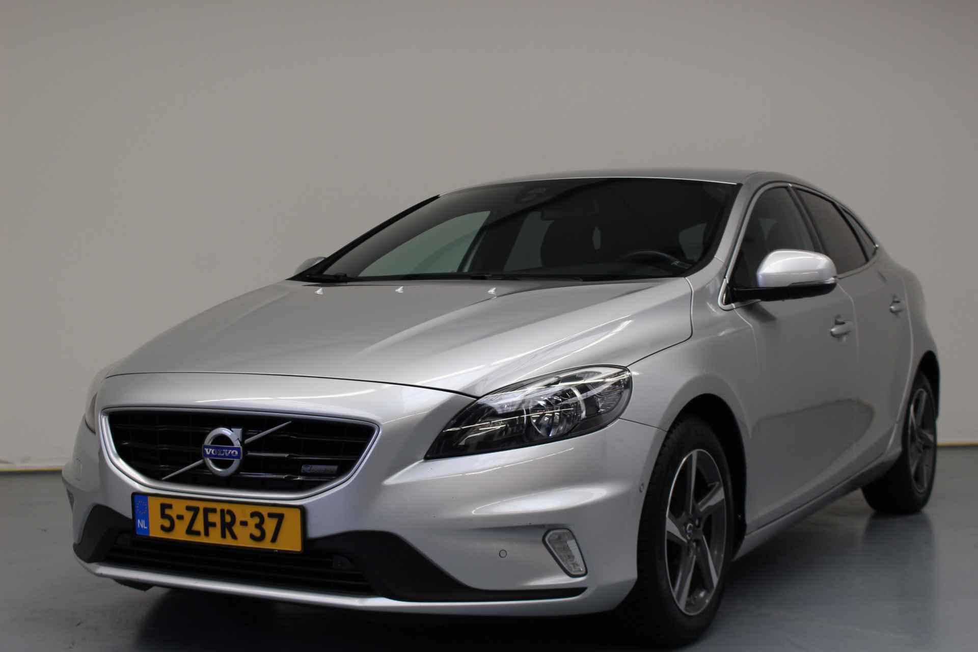 Volvo V40 T2 R-Design | Rijklaarprijs | - 5/43