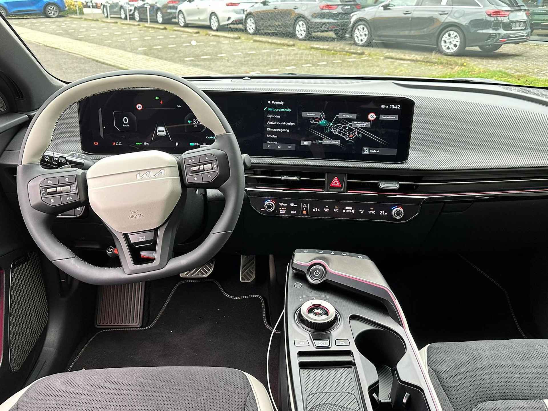 Kia EV6 GT-Line 84 kWh ALLEEN BESCHIKBAAR VOOR PROEFRITTEN | STOEL VERWARMING + VENTILATIE | PANORAMA DAK | NAVIGATIE | ADAPTIEVE CRUISE CONTROL - 9/35