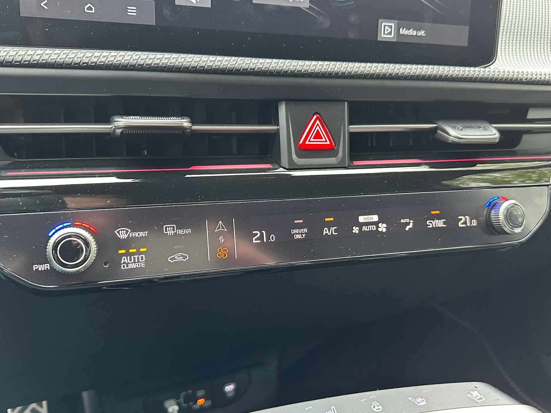 Kia EV6 GT-Line 84 kWh ALLEEN BESCHIKBAAR VOOR PROEFRITTEN | STOEL VERWARMING + VENTILATIE | PANORAMA DAK | NAVIGATIE | ADAPTIEVE CRUISE CONTROL - 27/35