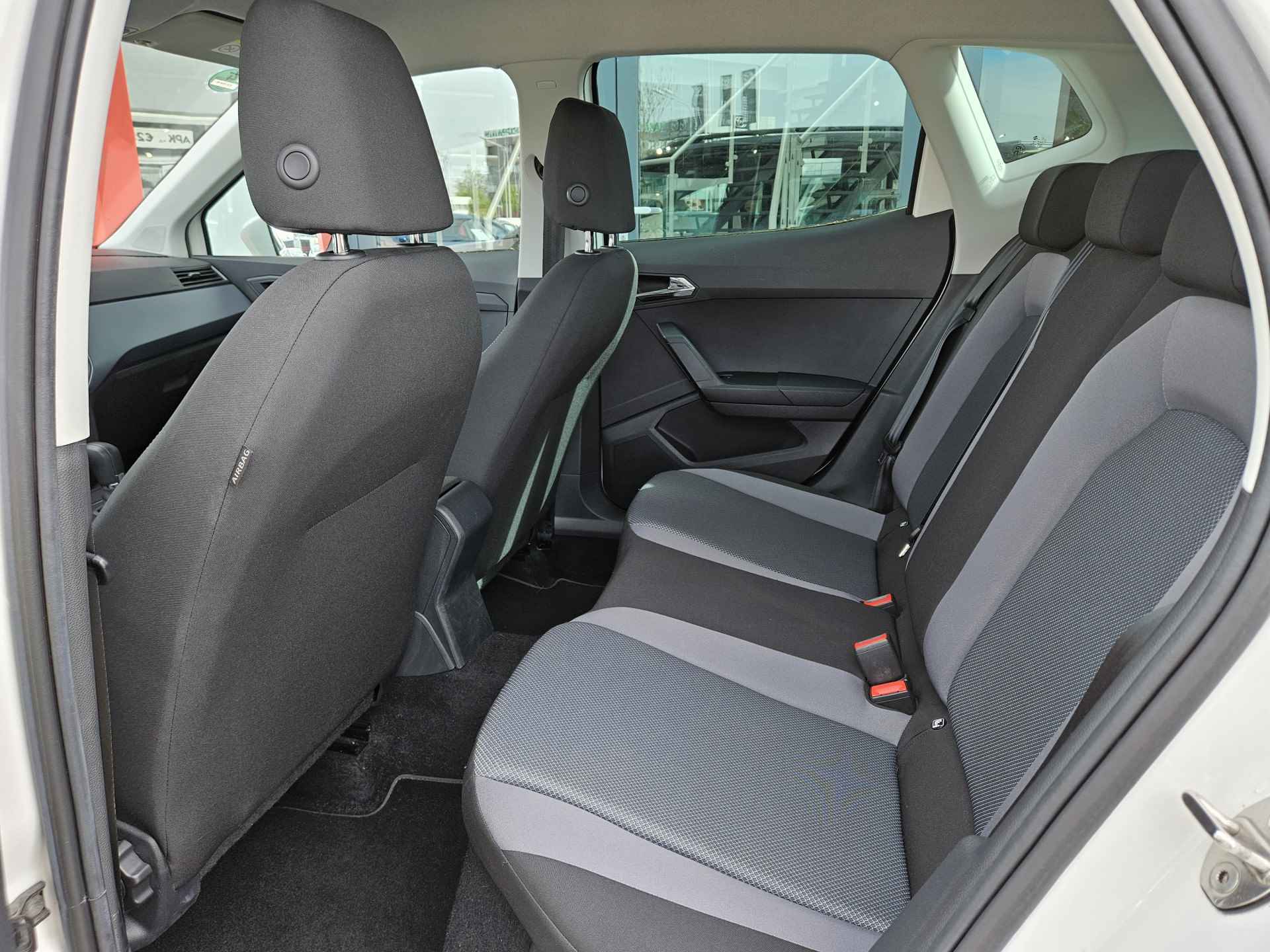 SEAT Arona 1.0 TSI Style Business Intense / DSG Automaat / BEATS Audio / Parkeersensoren rondom / Adaptive Cruise Control / - 26/30