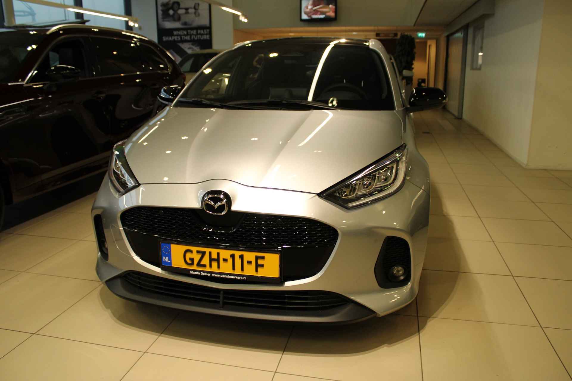 MAZDA 2 Hybrid 1.5 Hybrid 116pk Automaat Homura Plus Panorama KENTEKEN VOORDEEL! - 11/23