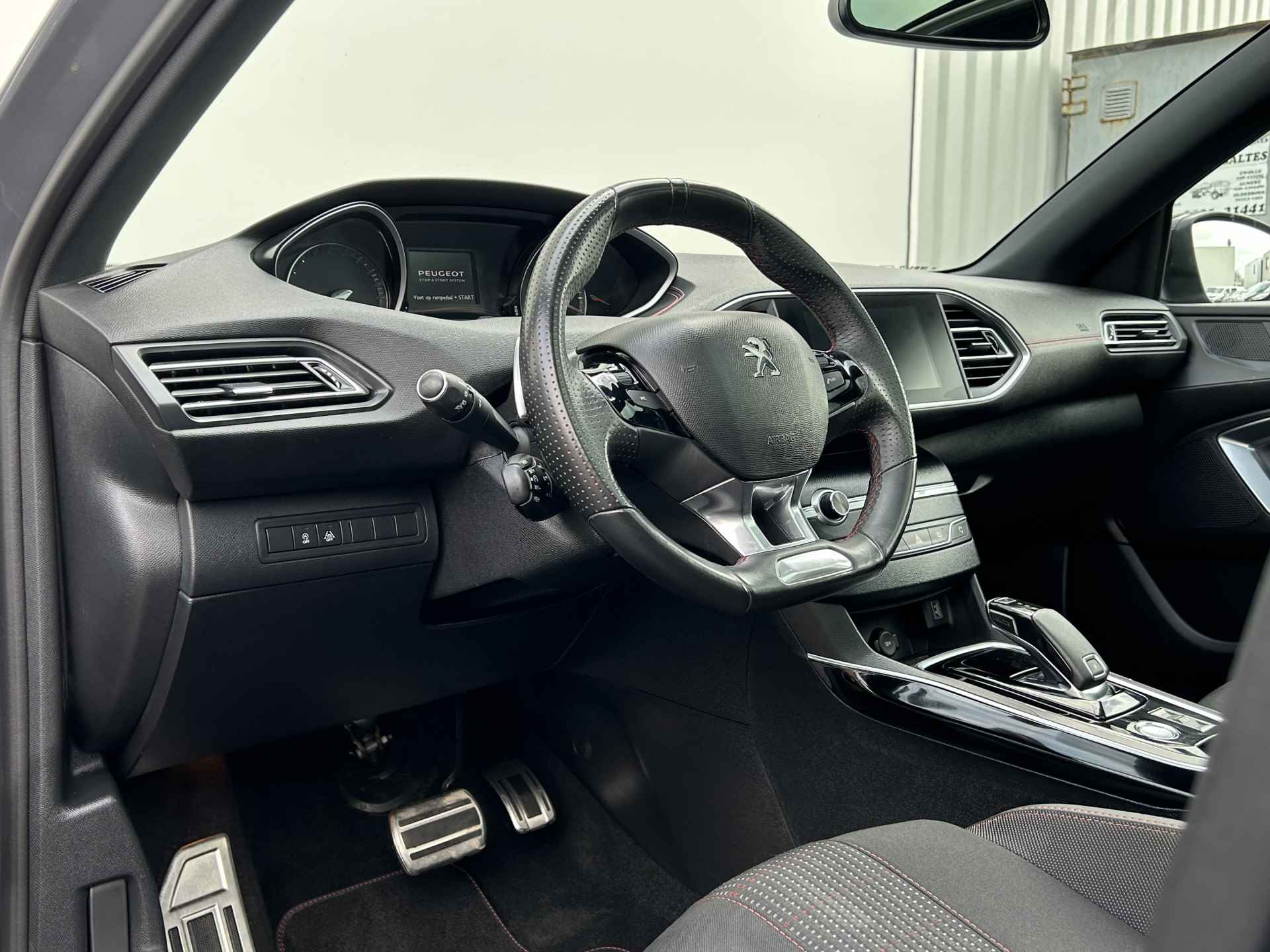 Peugeot 308 308 SW GT 1.2 130 EAT8 Automaat | Apple Carplay/Android Auto | Panoramadak | Stoelverwarming + massage | Keyless entry en start | Parkeersensoren voor + achter | 17" LM velgen | Climate control | Cruise control | - 8/32