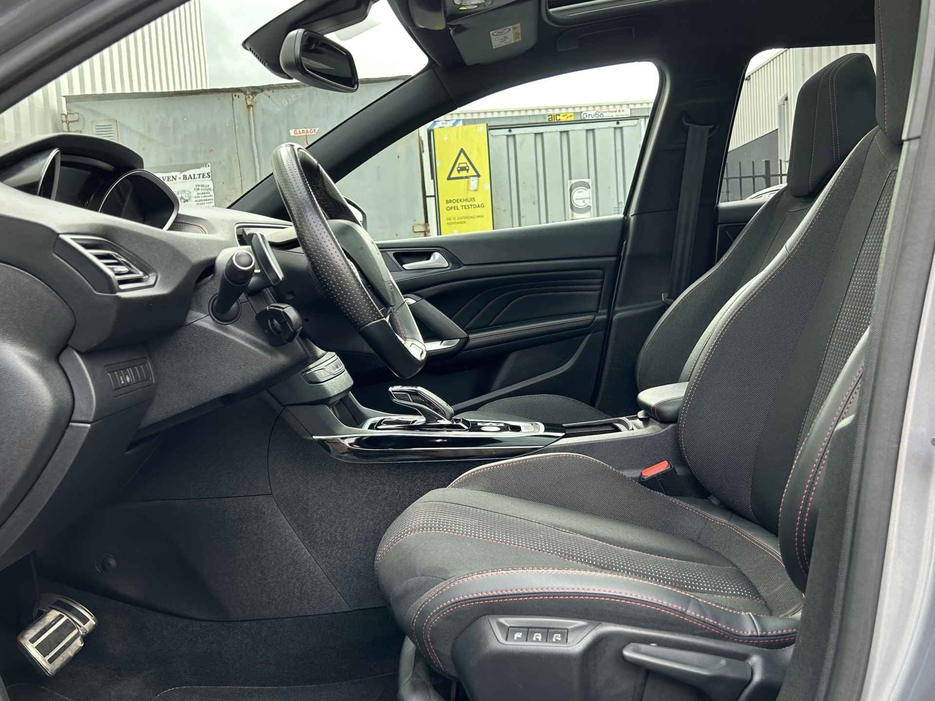 Peugeot 308 308 SW GT 1.2 130 EAT8 Automaat | Apple Carplay/Android Auto | Panoramadak | Stoelverwarming + massage | Keyless entry en start | Parkeersensoren voor + achter | 17" LM velgen | Climate control | Cruise control | - 9/32