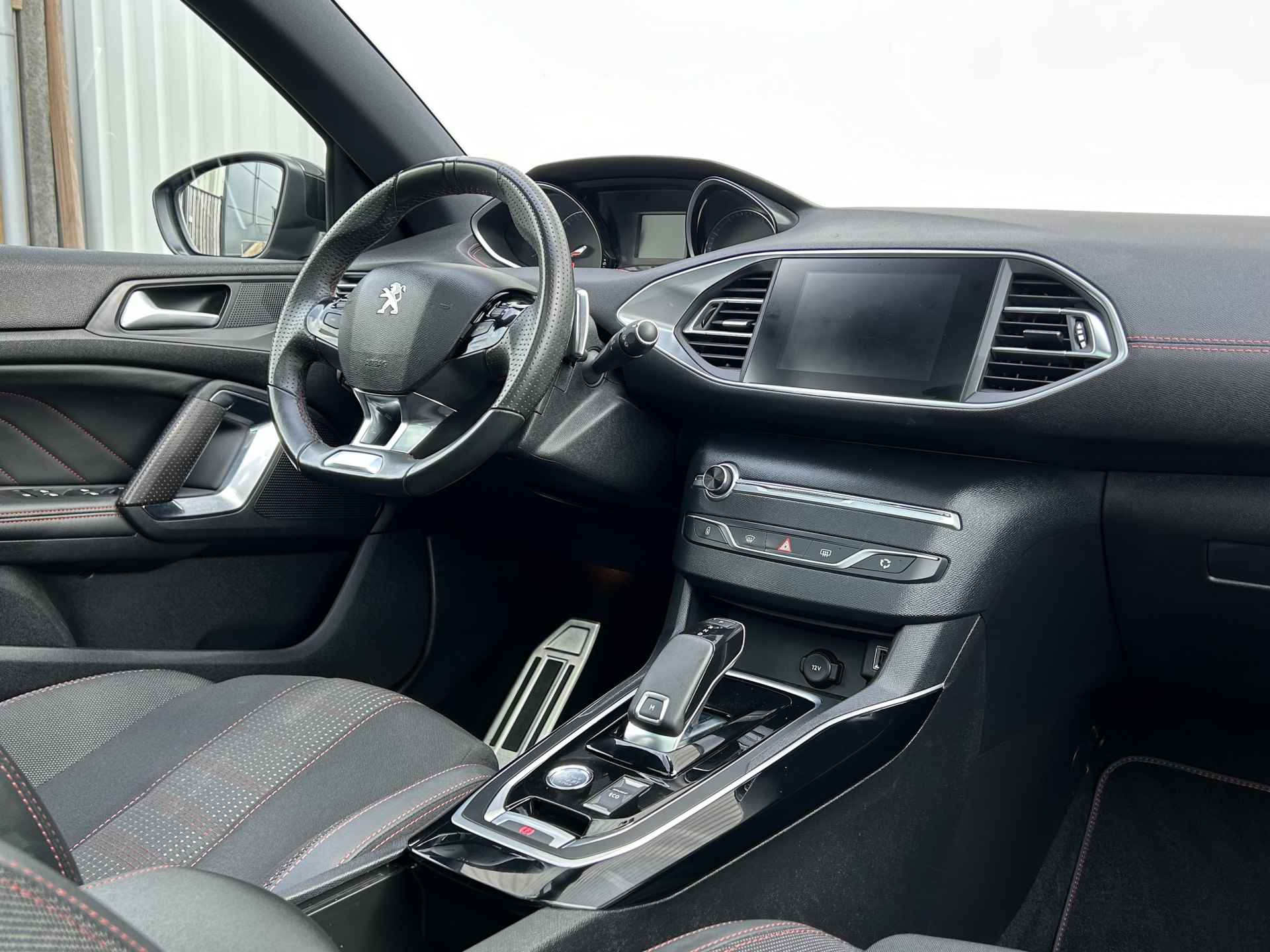 Peugeot 308 308 SW GT 1.2 130 EAT8 Automaat | Apple Carplay/Android Auto | Panoramadak | Stoelverwarming + massage | Keyless entry en start | Parkeersensoren voor + achter | 17" LM velgen | Climate control | Cruise control | - 15/32