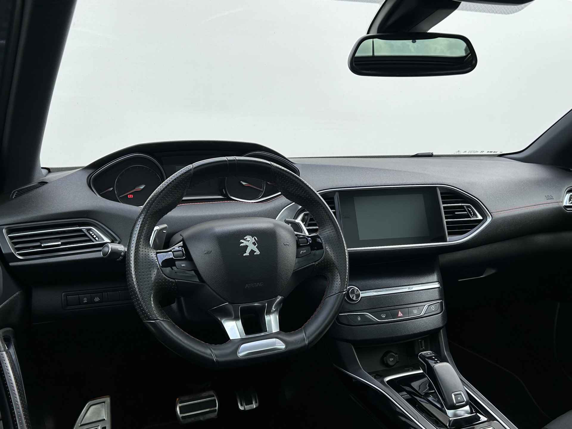 Peugeot 308 308 SW GT 1.2 130 EAT8 Automaat | Apple Carplay/Android Auto | Panoramadak | Stoelverwarming + massage | Keyless entry en start | Parkeersensoren voor + achter | 17" LM velgen | Climate control | Cruise control | - 16/32