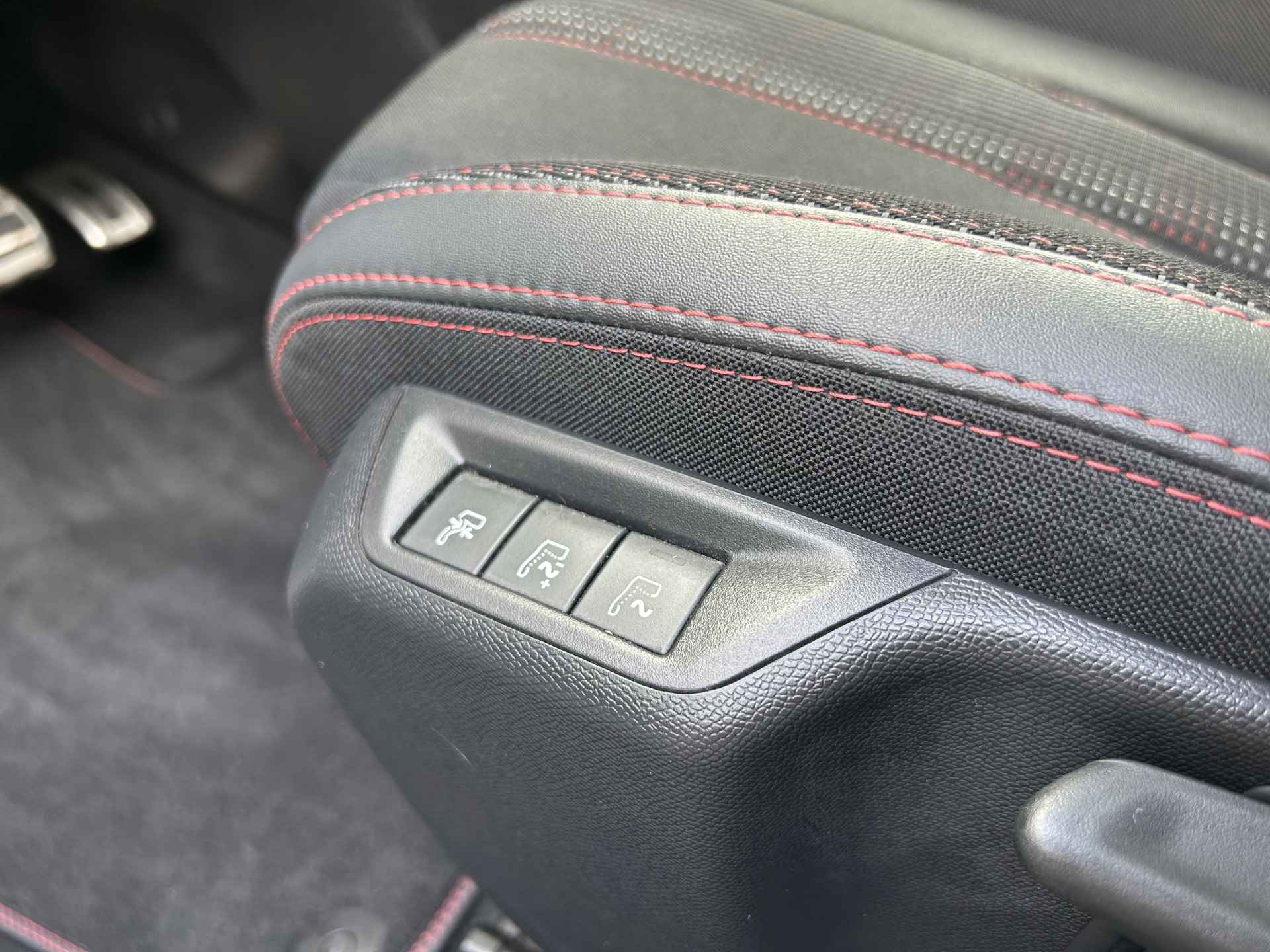 Peugeot 308 308 SW GT 1.2 130 EAT8 Automaat | Apple Carplay/Android Auto | Panoramadak | Stoelverwarming + massage | Keyless entry en start | Parkeersensoren voor + achter | 17" LM velgen | Climate control | Cruise control | - 18/32