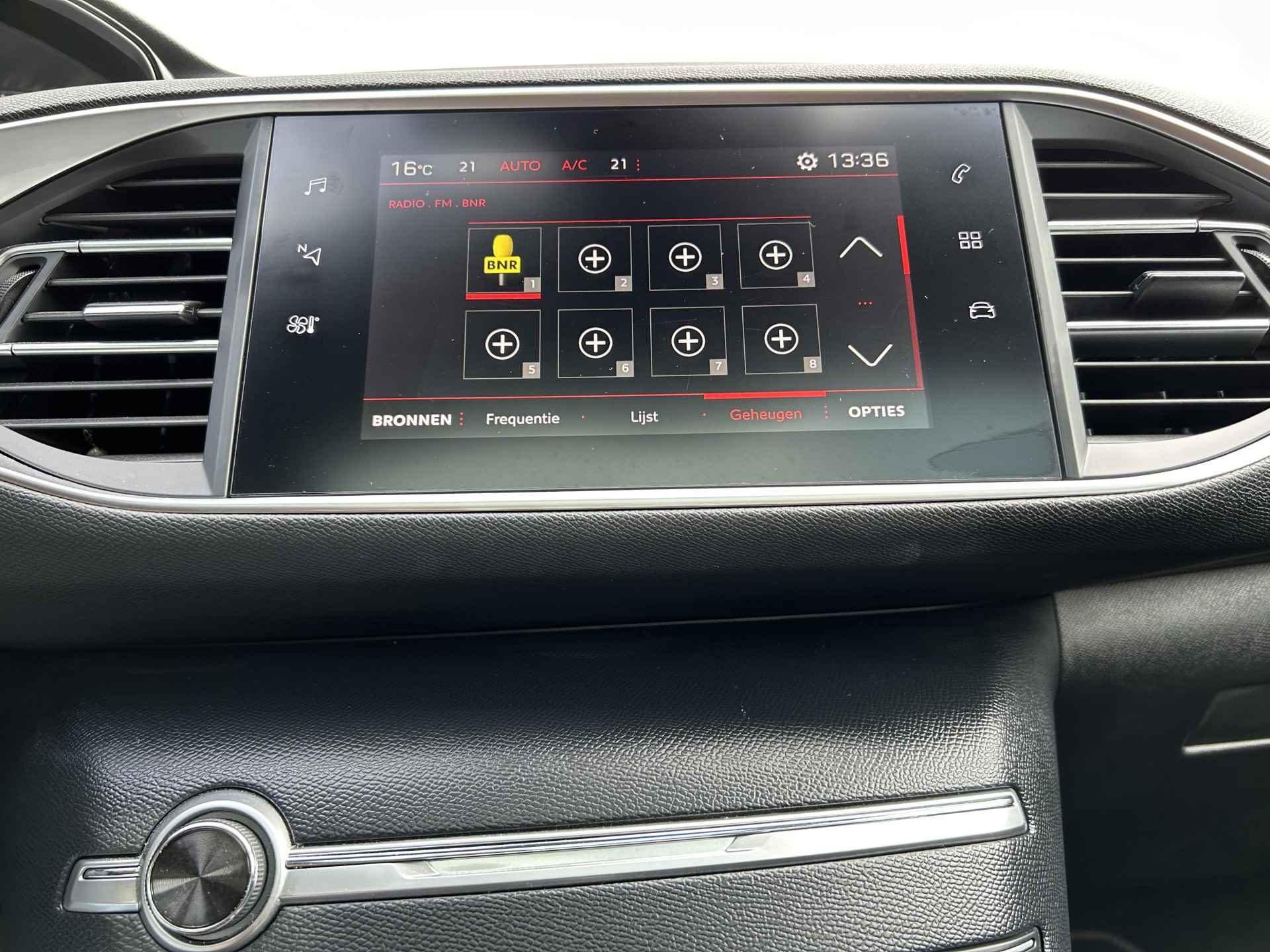 Peugeot 308 308 SW GT 1.2 130 EAT8 Automaat | Apple Carplay/Android Auto | Panoramadak | Stoelverwarming + massage | Keyless entry en start | Parkeersensoren voor + achter | 17" LM velgen | Climate control | Cruise control | - 20/32
