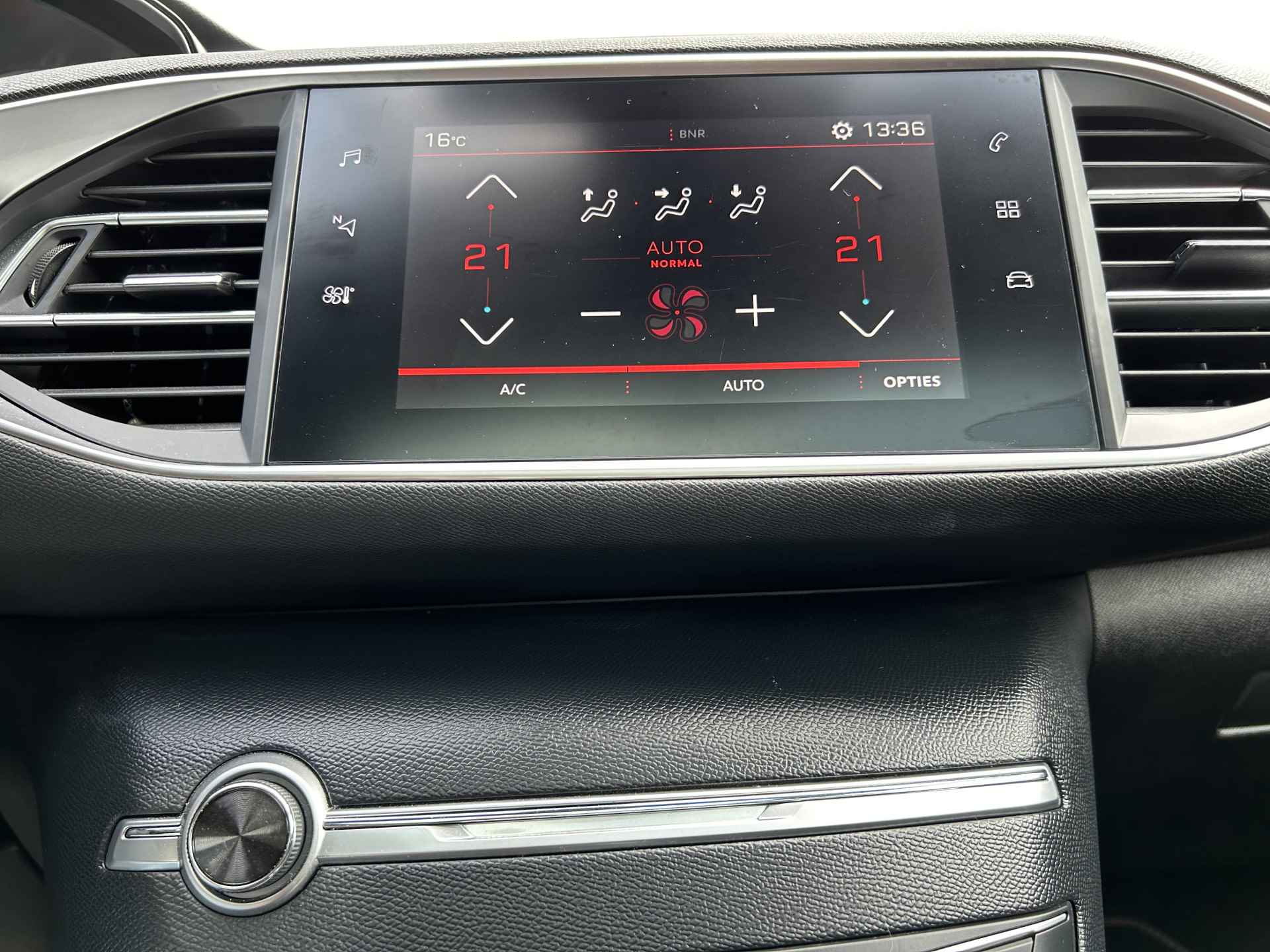 Peugeot 308 308 SW GT 1.2 130 EAT8 Automaat | Apple Carplay/Android Auto | Panoramadak | Stoelverwarming + massage | Keyless entry en start | Parkeersensoren voor + achter | 17" LM velgen | Climate control | Cruise control | - 22/32