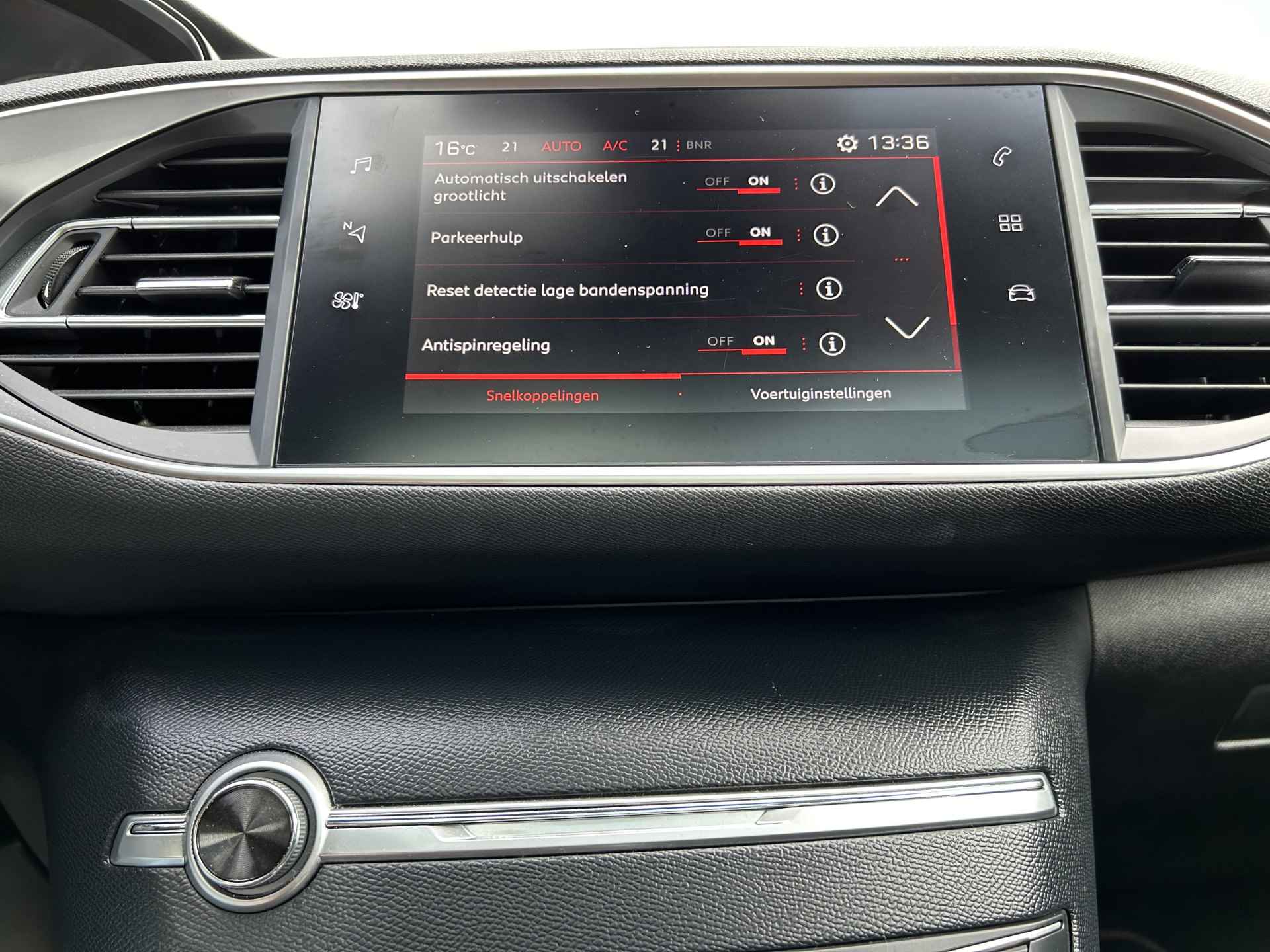 Peugeot 308 308 SW GT 1.2 130 EAT8 Automaat | Apple Carplay/Android Auto | Panoramadak | Stoelverwarming + massage | Keyless entry en start | Parkeersensoren voor + achter | 17" LM velgen | Climate control | Cruise control | - 24/32