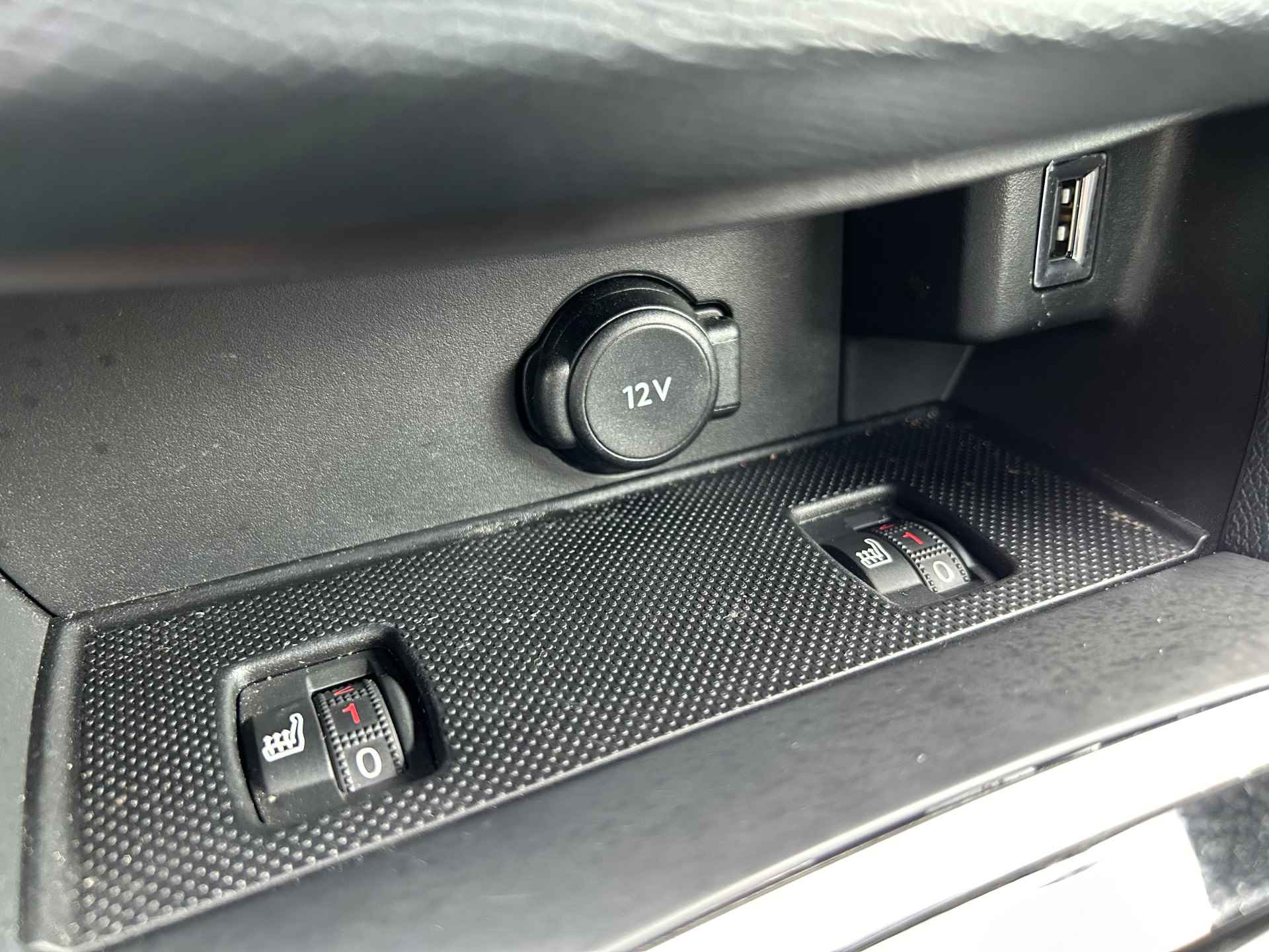 Peugeot 308 308 SW GT 1.2 130 EAT8 Automaat | Apple Carplay/Android Auto | Panoramadak | Stoelverwarming + massage | Keyless entry en start | Parkeersensoren voor + achter | 17" LM velgen | Climate control | Cruise control | - 26/32