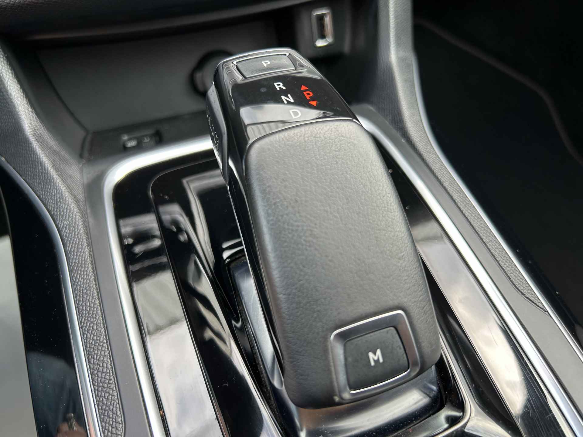 Peugeot 308 308 SW GT 1.2 130 EAT8 Automaat | Apple Carplay/Android Auto | Panoramadak | Stoelverwarming + massage | Keyless entry en start | Parkeersensoren voor + achter | 17" LM velgen | Climate control | Cruise control | - 27/32