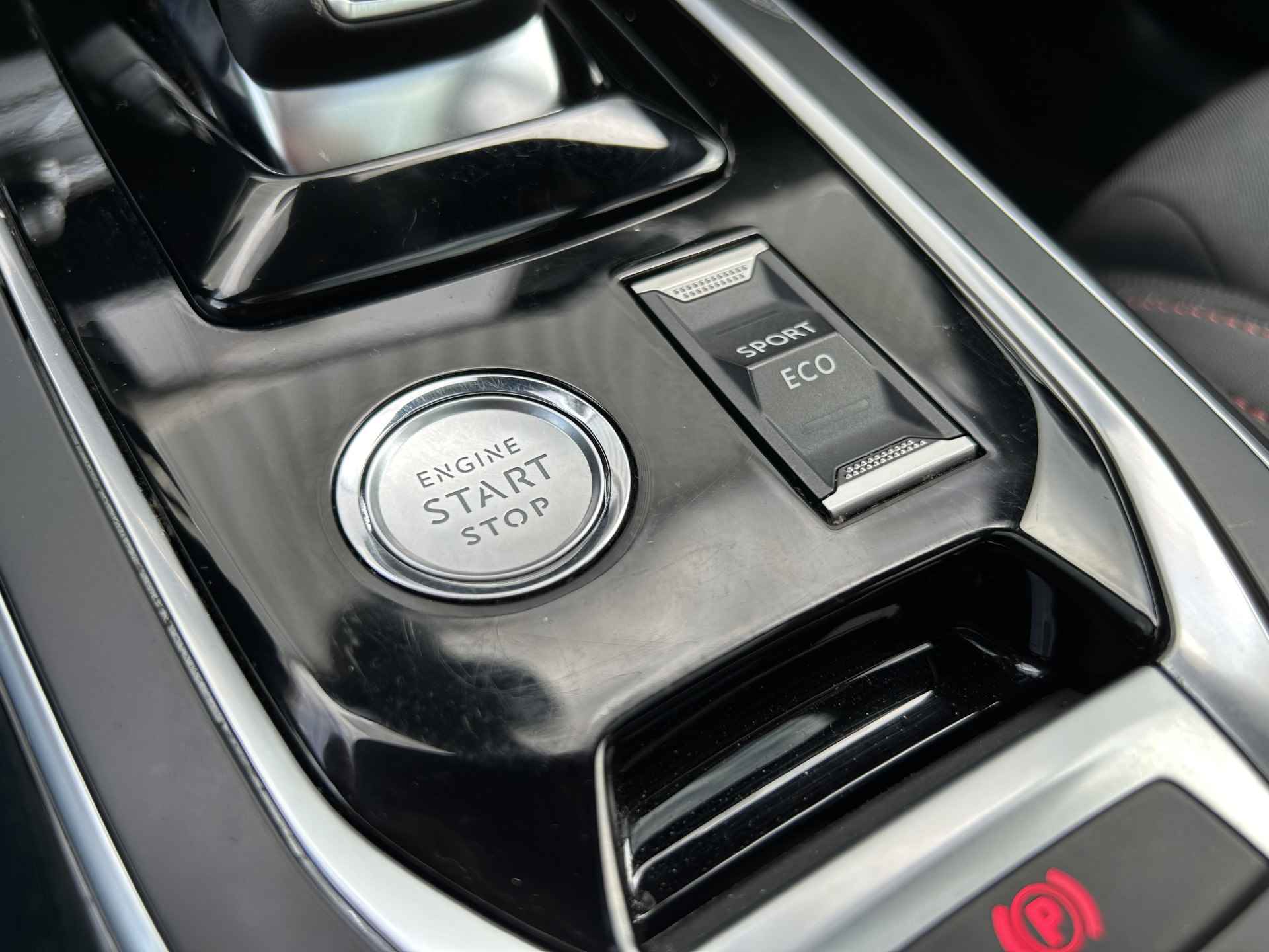 Peugeot 308 308 SW GT 1.2 130 EAT8 Automaat | Apple Carplay/Android Auto | Panoramadak | Stoelverwarming + massage | Keyless entry en start | Parkeersensoren voor + achter | 17" LM velgen | Climate control | Cruise control | - 28/32