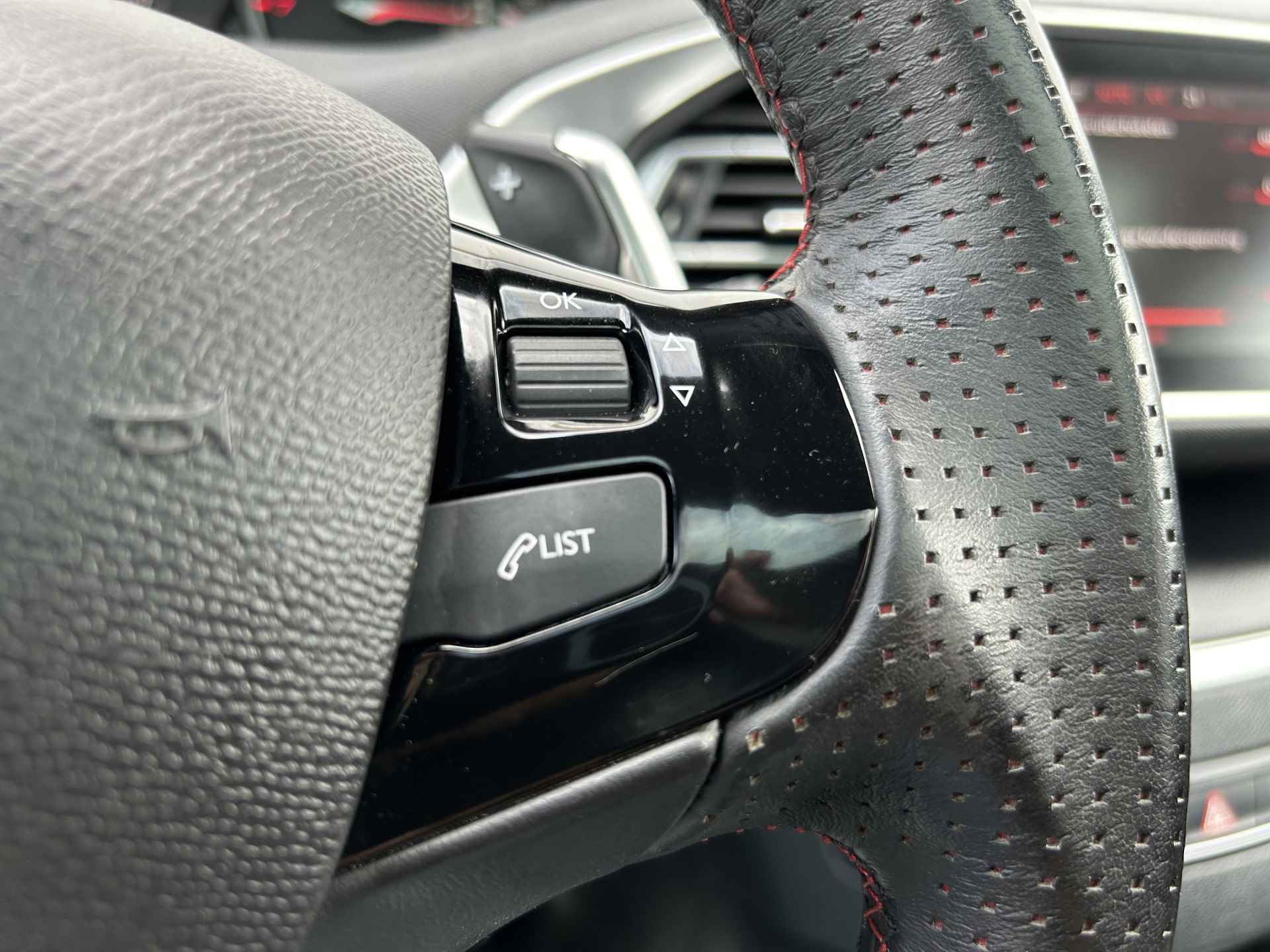 Peugeot 308 308 SW GT 1.2 130 EAT8 Automaat | Apple Carplay/Android Auto | Panoramadak | Stoelverwarming + massage | Keyless entry en start | Parkeersensoren voor + achter | 17" LM velgen | Climate control | Cruise control | - 29/32