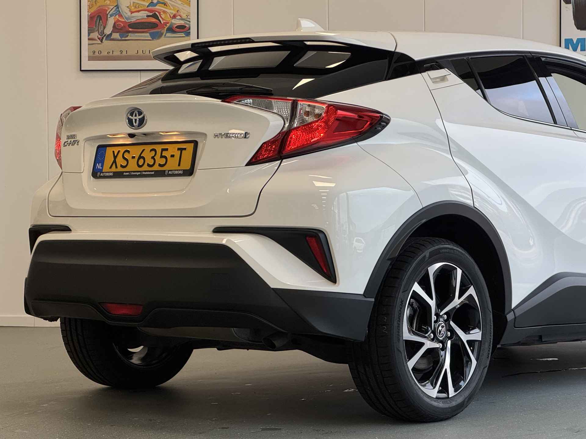 Toyota C-HR 1.8 Hybrid Dynamic | ALL IN PRIJS !!! | Navigatie | Voorstoelen verwarmd | Cruise control Adaptive | Airco | Rijklaar + 12 Maand BOVAG Garantie - 24/32