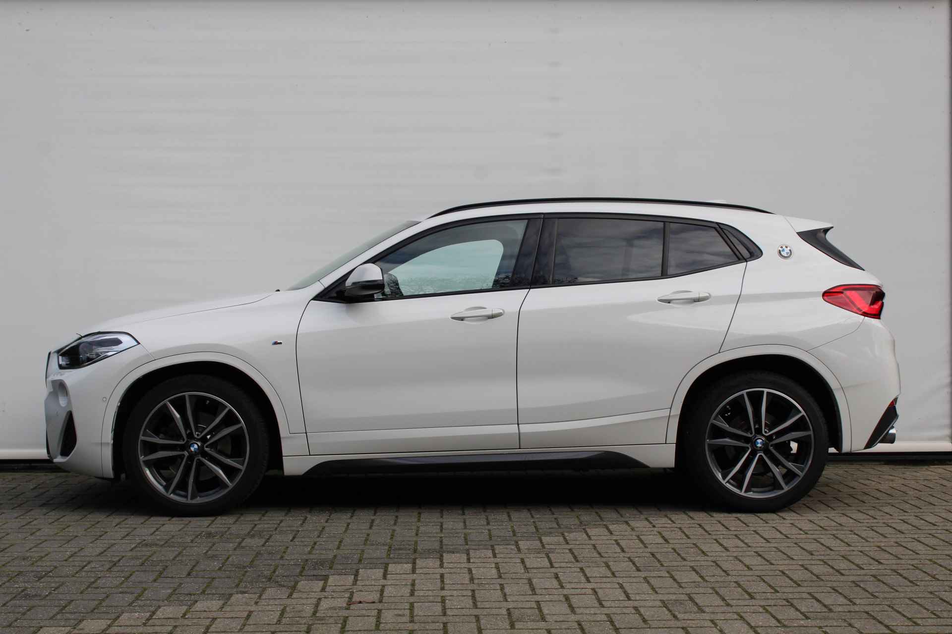 BMW X2 sDrive20i M Sport Automaat / Achteruitrijcamera / Sportstoelen / Comfort Access / Head-Up / LED / Park Assistant / Stoelverwarming - 3/32