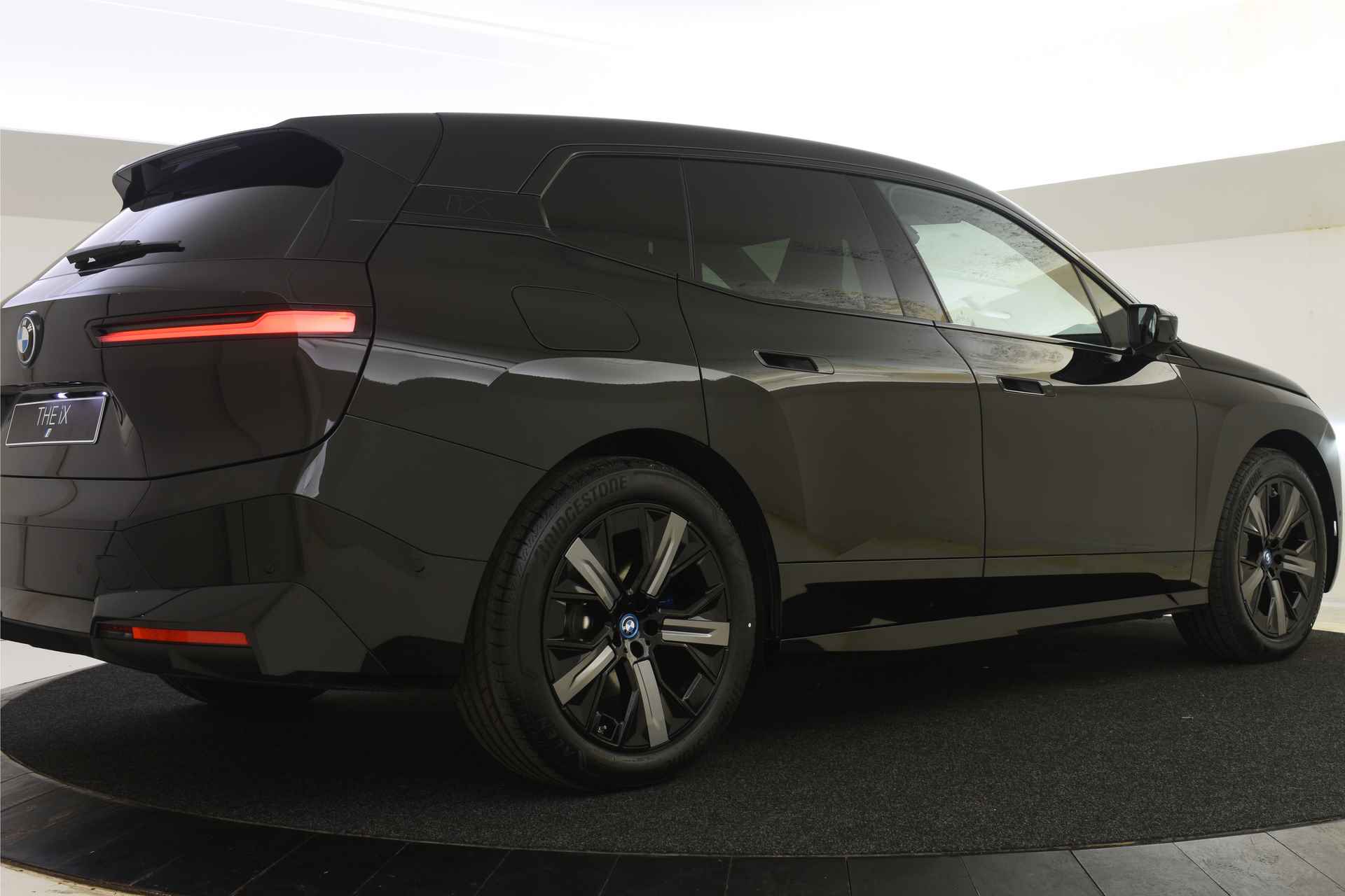 BMW iX xDrive40 High Executive 77 kWh / Sportpakket / Laserlight / Parking Assistant Plus / Soft-Close / Driving Assistant Professional / Harman Kardon - 14/63
