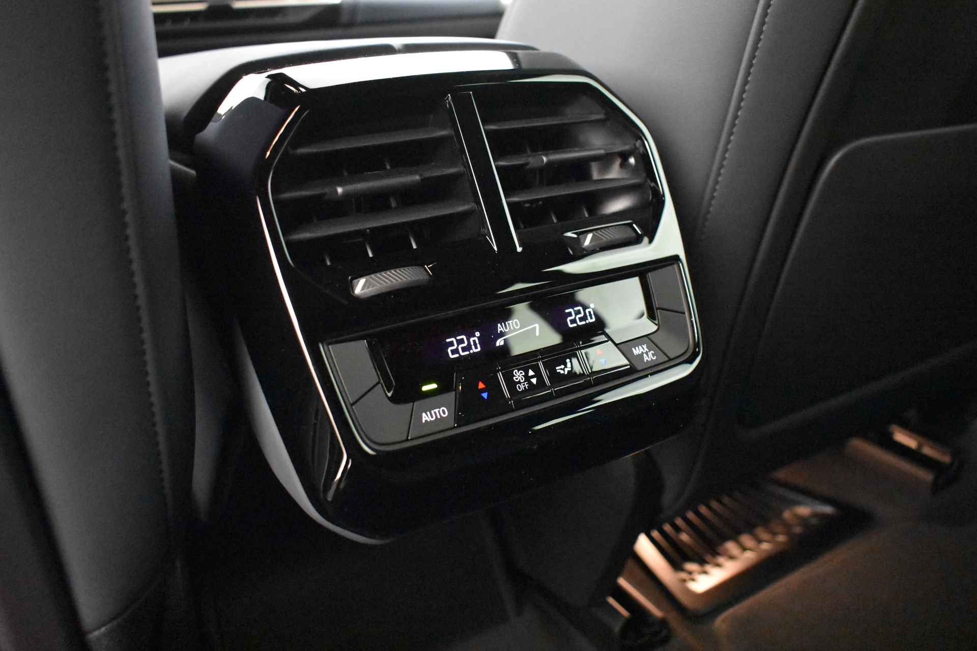 BMW iX xDrive40 High Executive 77 kWh / Sportpakket / Laserlight / Parking Assistant Plus / Soft-Close / Driving Assistant Professional / Harman Kardon - 15/63