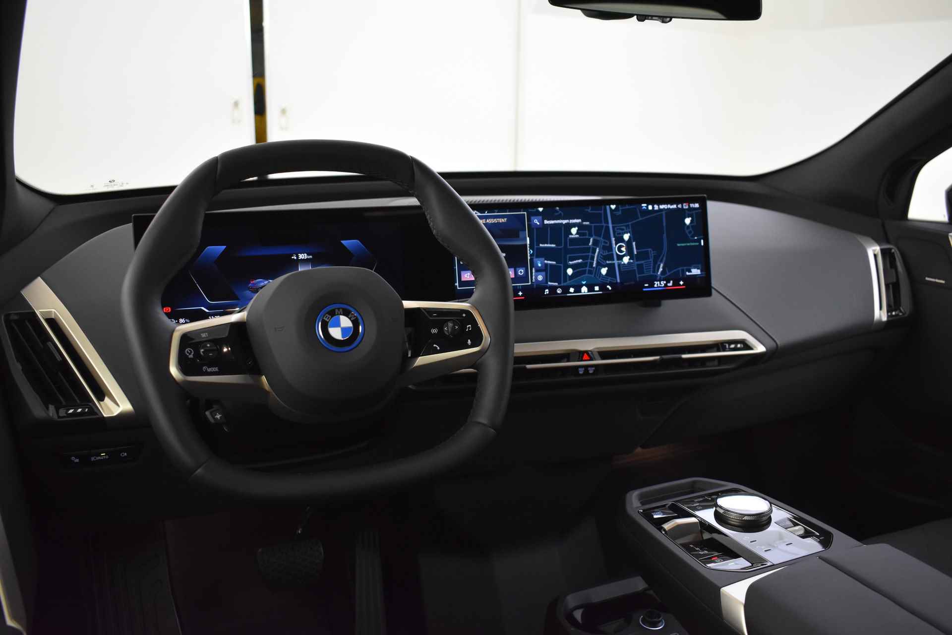 BMW iX xDrive40 High Executive 77 kWh / Sportpakket / Laserlight / Parking Assistant Plus / Soft-Close / Driving Assistant Professional / Harman Kardon - 17/63