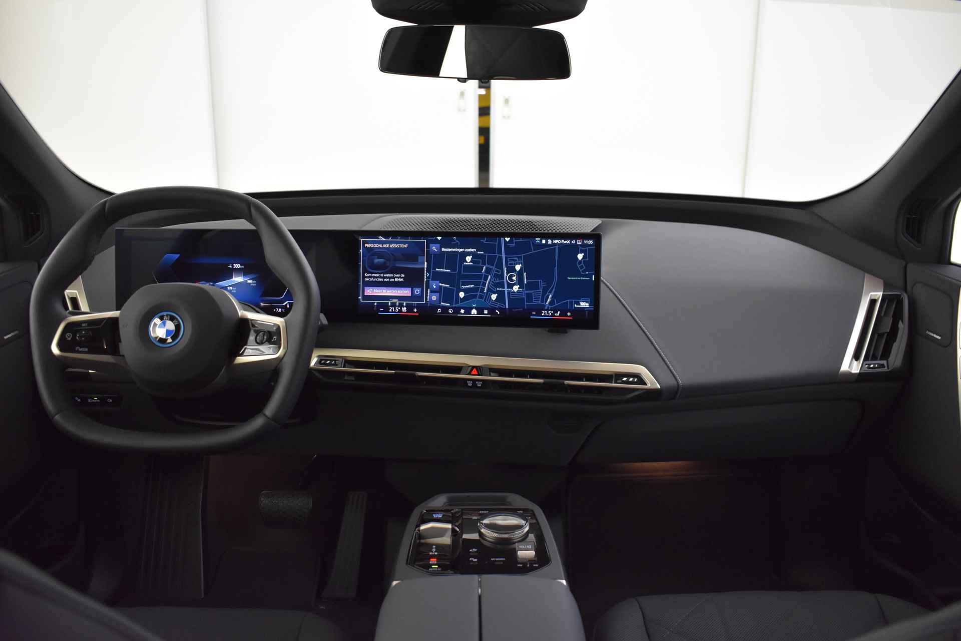 BMW iX xDrive40 High Executive 77 kWh / Sportpakket / Laserlight / Parking Assistant Plus / Soft-Close / Driving Assistant Professional / Harman Kardon - 18/63