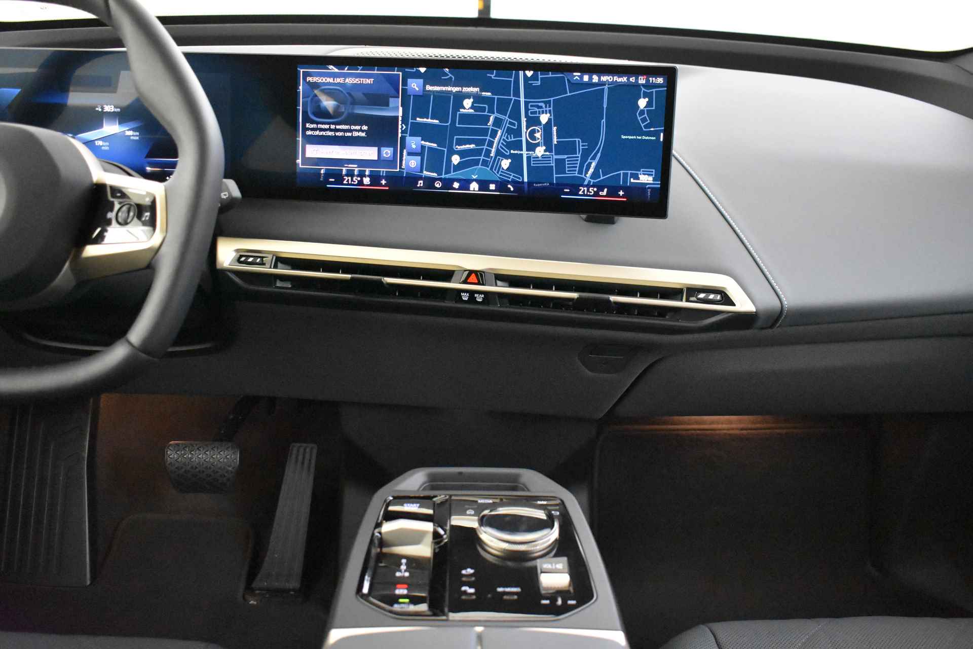 BMW iX xDrive40 High Executive 77 kWh / Sportpakket / Laserlight / Parking Assistant Plus / Soft-Close / Driving Assistant Professional / Harman Kardon - 20/63