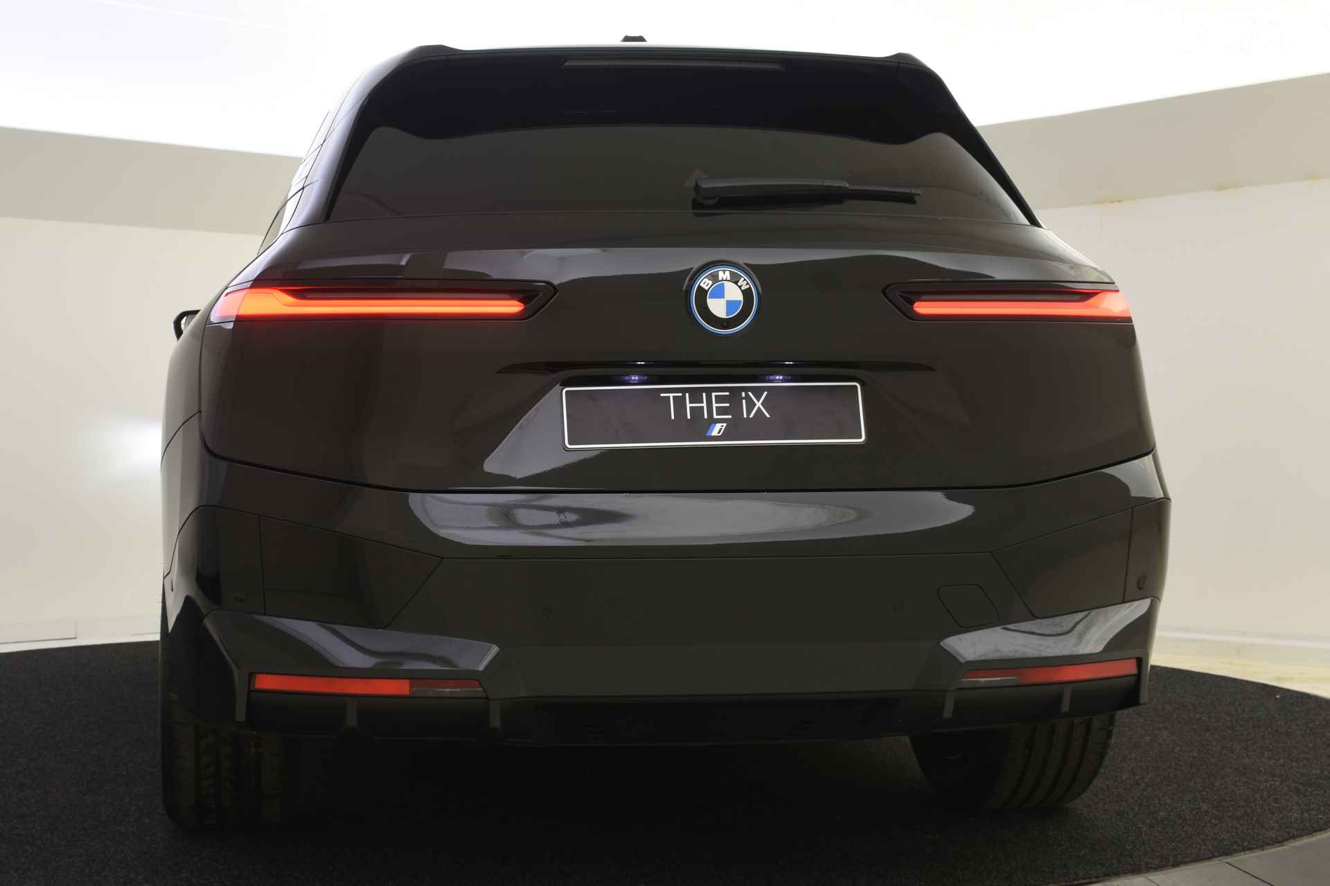 BMW iX xDrive40 High Executive 77 kWh / Sportpakket / Laserlight / Parking Assistant Plus / Soft-Close / Driving Assistant Professional / Harman Kardon - 23/63