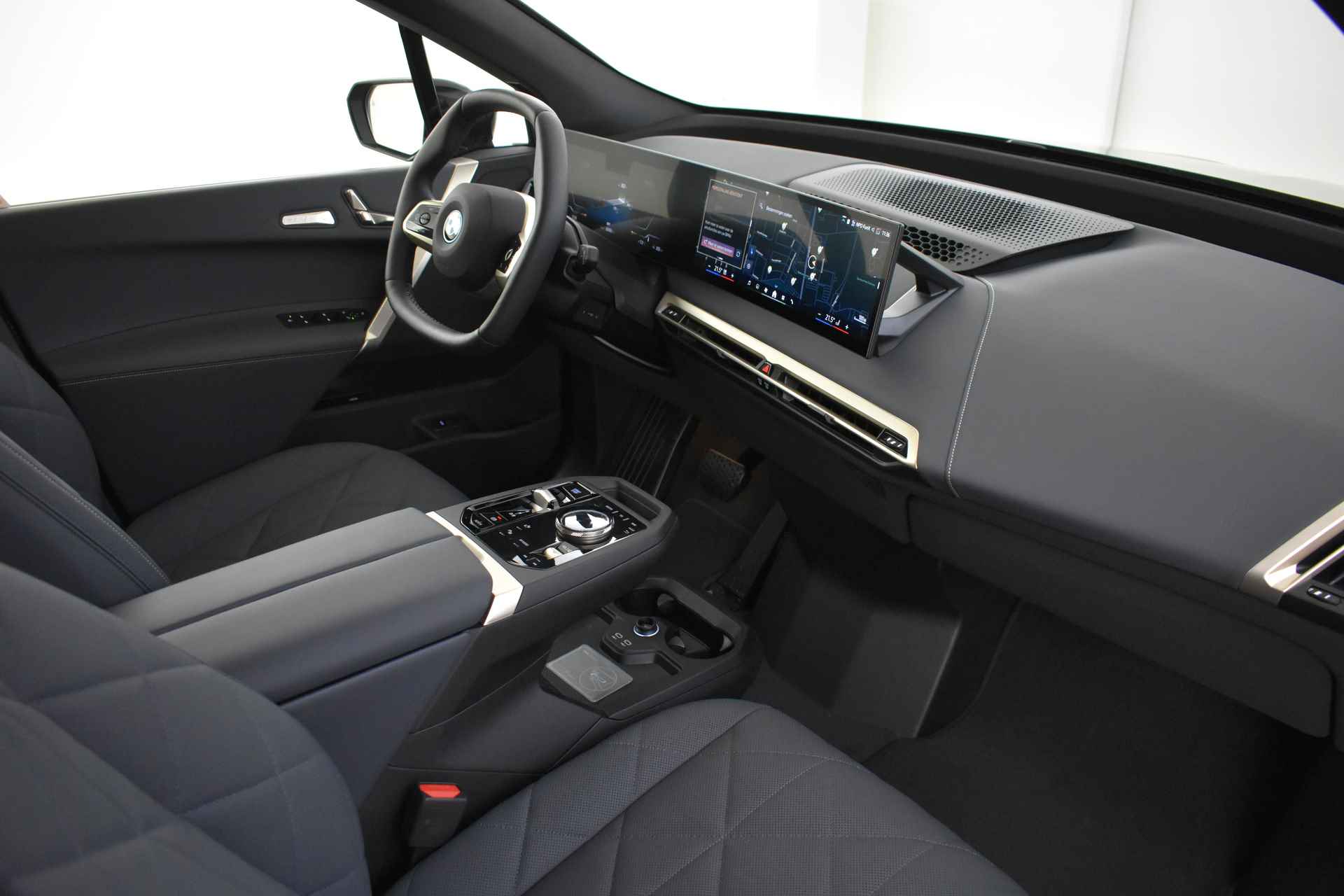 BMW iX xDrive40 High Executive 77 kWh / Sportpakket / Laserlight / Parking Assistant Plus / Soft-Close / Driving Assistant Professional / Harman Kardon - 25/63