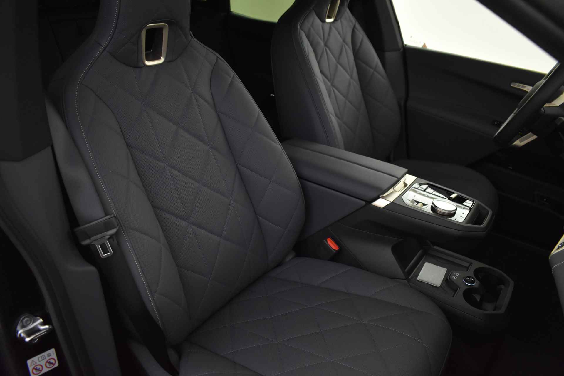 BMW iX xDrive40 High Executive 77 kWh / Sportpakket / Laserlight / Parking Assistant Plus / Soft-Close / Driving Assistant Professional / Harman Kardon - 28/63