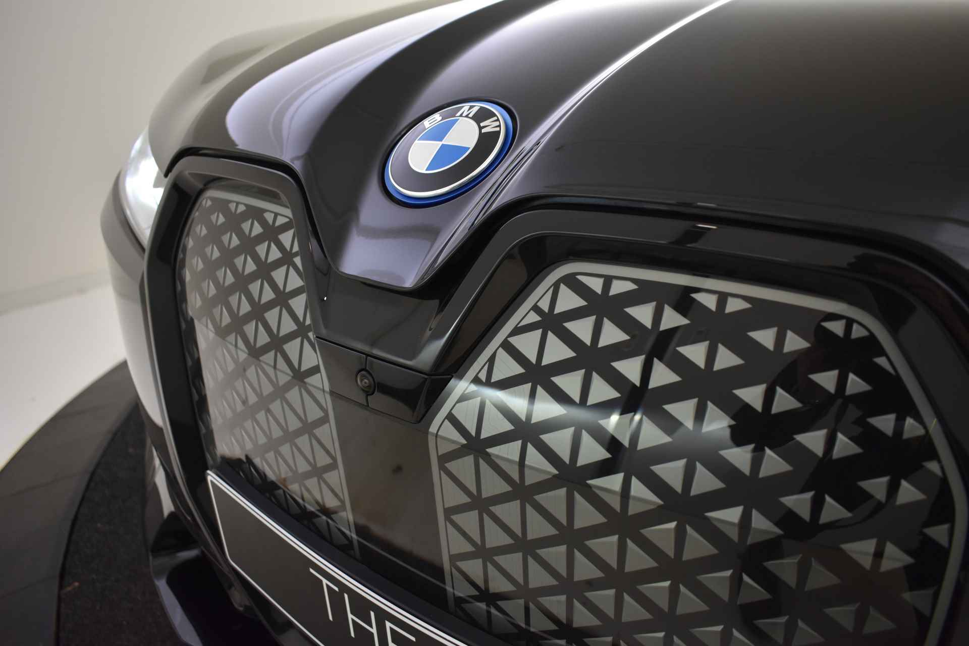 BMW iX xDrive40 High Executive 77 kWh / Sportpakket / Laserlight / Parking Assistant Plus / Soft-Close / Driving Assistant Professional / Harman Kardon - 30/63