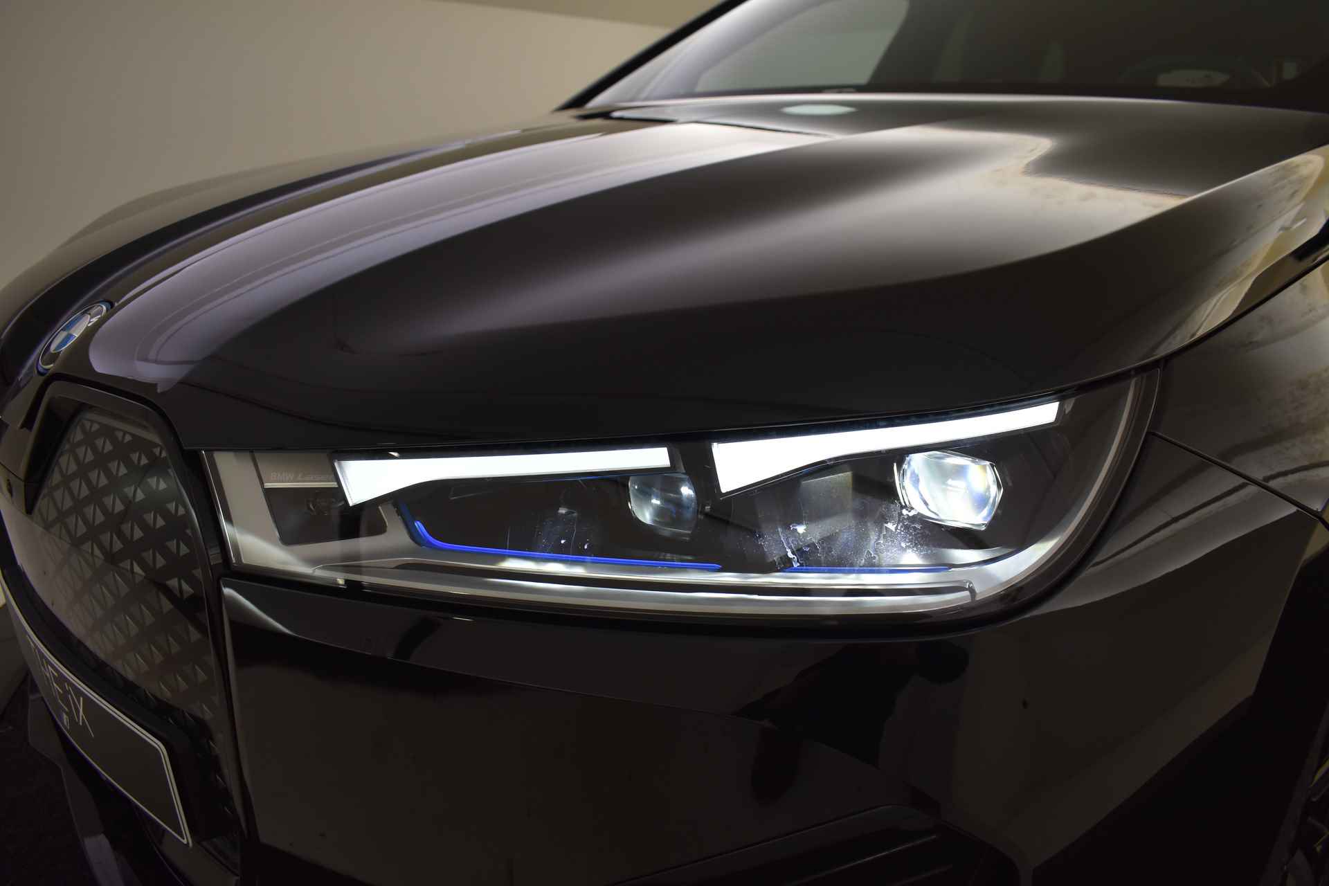 BMW iX xDrive40 High Executive 77 kWh / Sportpakket / Laserlight / Parking Assistant Plus / Soft-Close / Driving Assistant Professional / Harman Kardon - 31/63