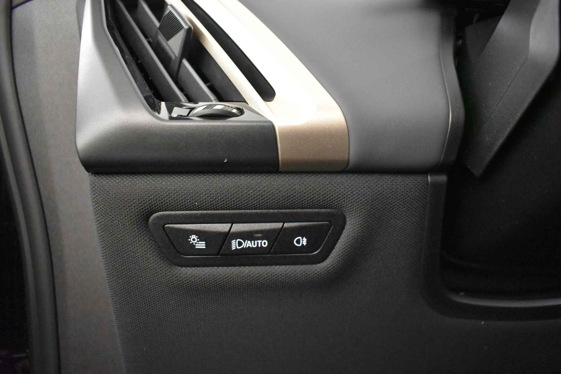BMW iX xDrive40 High Executive 77 kWh / Sportpakket / Laserlight / Parking Assistant Plus / Soft-Close / Driving Assistant Professional / Harman Kardon - 35/63