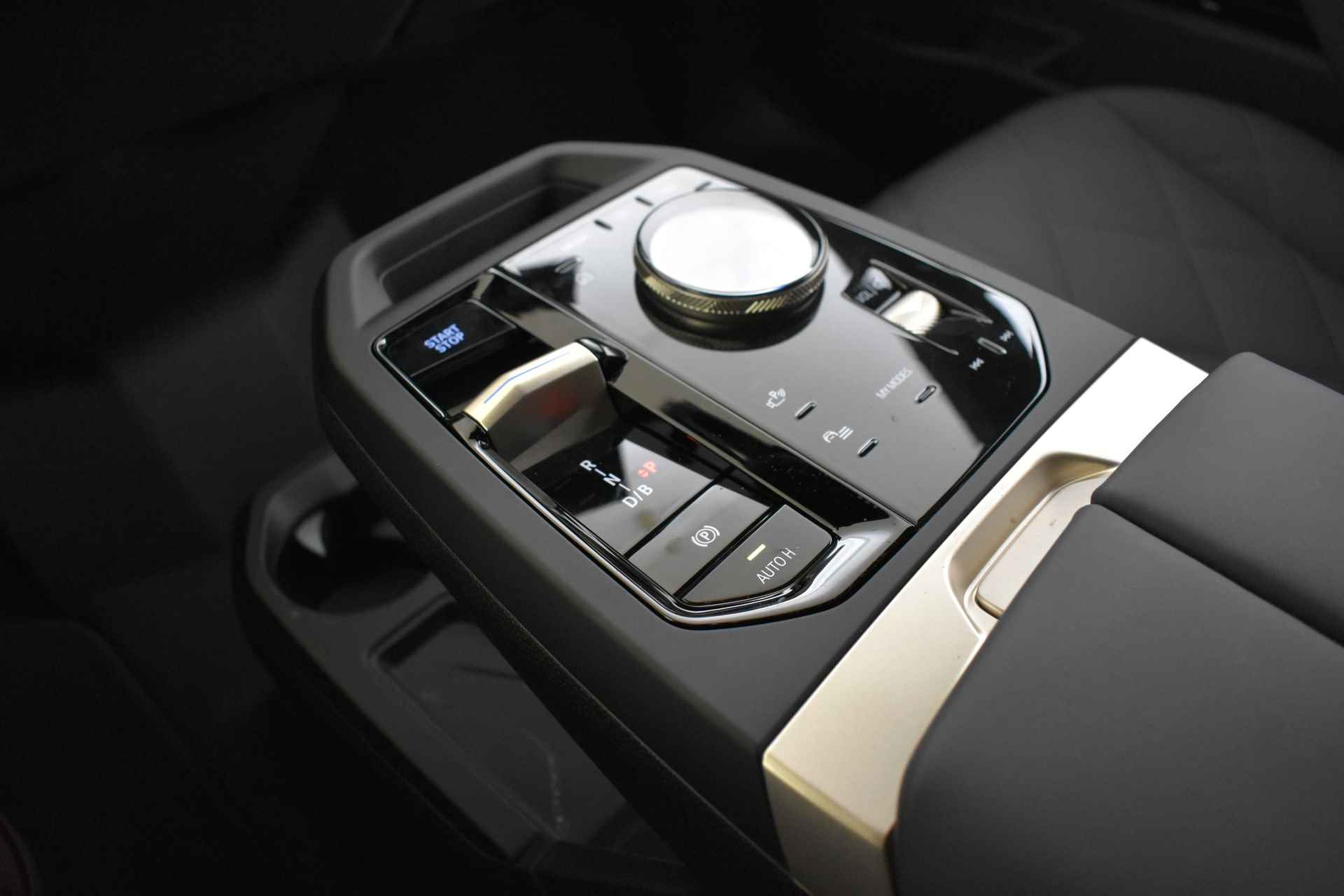 BMW iX xDrive40 High Executive 77 kWh / Sportpakket / Laserlight / Parking Assistant Plus / Soft-Close / Driving Assistant Professional / Harman Kardon - 45/63